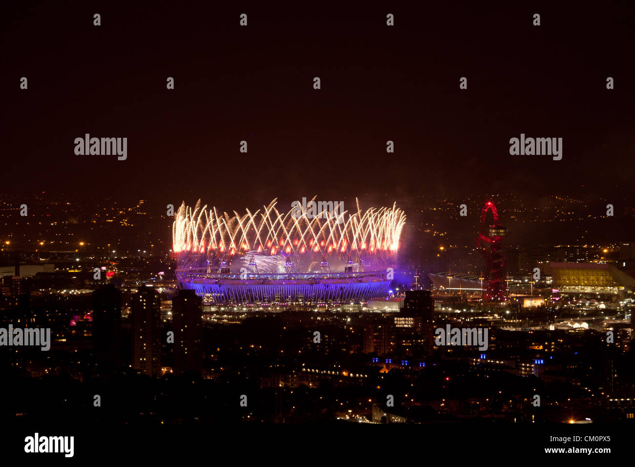 Londres, Royaume-Uni, le 9 septembre 2012. Feux d'artifice illuminent le ciel au-dessus du stade olympique lors de la cérémonie de clôture des Jeux Paralympiques de 2012, comme vu de Canary Wharf, le centre financier de Londres docklands historique. Banque D'Images