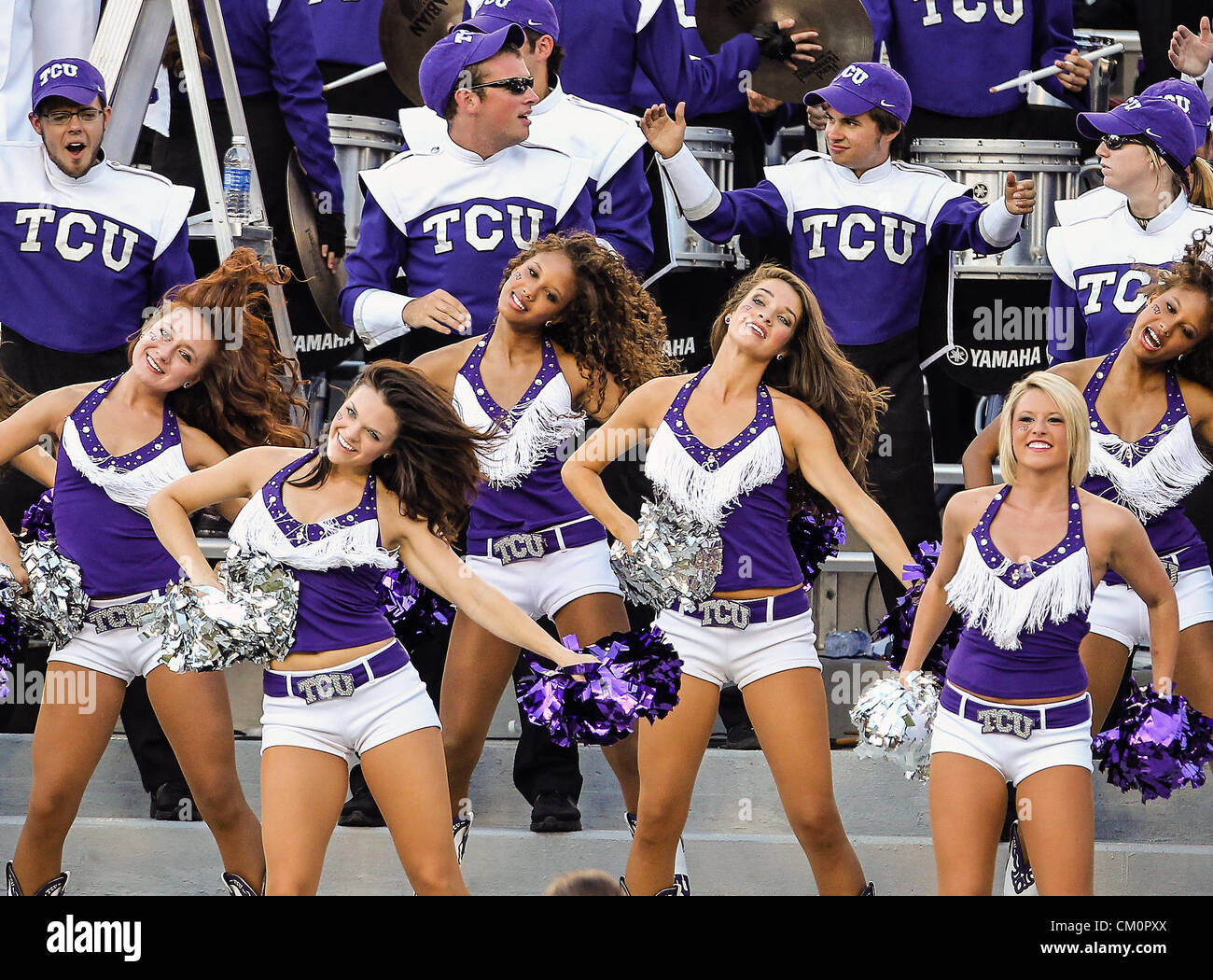 8 septembre 2012 - Fort Worth, Texas, États-Unis d'Amérique - TCU cheerleaders en action pendant le match entre la Grambling State Tigers et le TCU Horned Frogs au stade Amon G. Carter à Fort Worth, Texas. Défaites TCU Grambling State 59 à 0. (Crédit Image : © Dan Wozniak/ZUMAPRESS.com) Banque D'Images