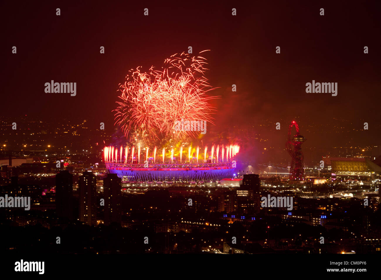 Londres, Royaume-Uni, le 9 septembre 2012. Feux d'artifice illuminent le ciel au-dessus du stade olympique lors de la cérémonie de clôture des Jeux Paralympiques de 2012, comme vu de Canary Wharf, le centre financier de Londres docklands historique. Banque D'Images