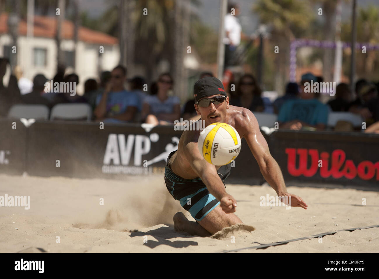 7 septembre 2012 - Santa Barbara, CA, USA - Santa Barbara, Californie - 7 septembre 2012 - Sean Rosenthall jouant avec son partenaire Jake Gibb, plonge pour une balle d'adversaires Braidy Halverson/Ty Loomis dans l'AVP Championnats Beach tournoi de beach volley organisé à West Beach, Santa Barbara, CA. C'est le deuxième tournoi organisé par l'AVP nouvellement réformé, après qu'ils ont dû fermer leurs portes il y a plus de deux ans. Gibb/Rosenthall a remporté le match 21-12, 21-16. Photo par Wally Nell/Zuma (Image Crédit : © Wally Nell/ZUMAPRESS.com) Banque D'Images