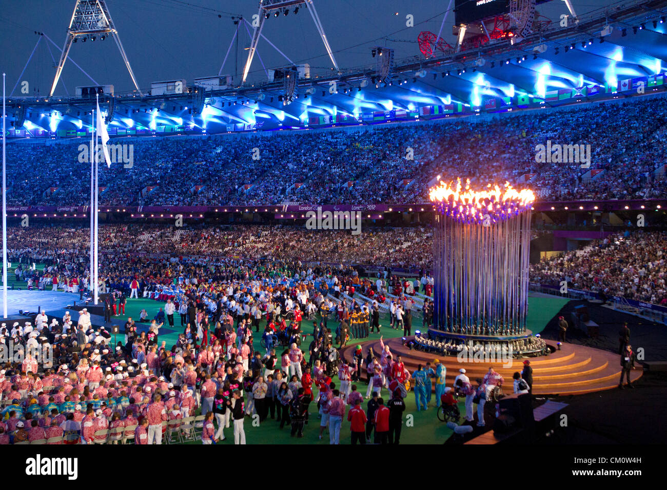 La foule d'athlètes champ avant de vasque olympique s'éteint à la cérémonie de clôture des Jeux Paralympiques de Londres 2012 Banque D'Images