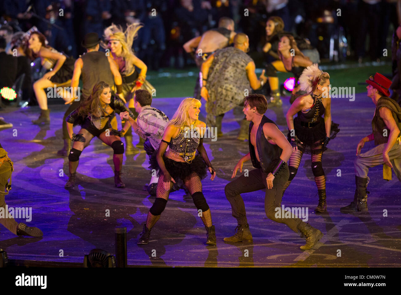 Les interprètes chantent et dansent sur scène lors de cérémonies de clôture des Jeux Paralympiques de Londres 2012 Banque D'Images