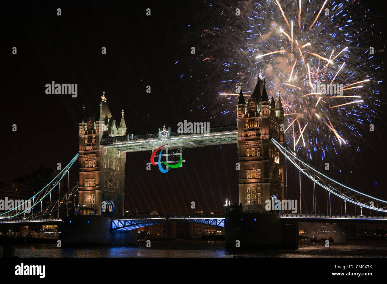 London, UK Dimanche 9 septembre 2012. D'artifice exploser autour de Tower Bridge dans la ville de Londres, où le "agitos paralympiques des symboles ont été présentées depuis le début des Jeux Paralympiques. Banque D'Images