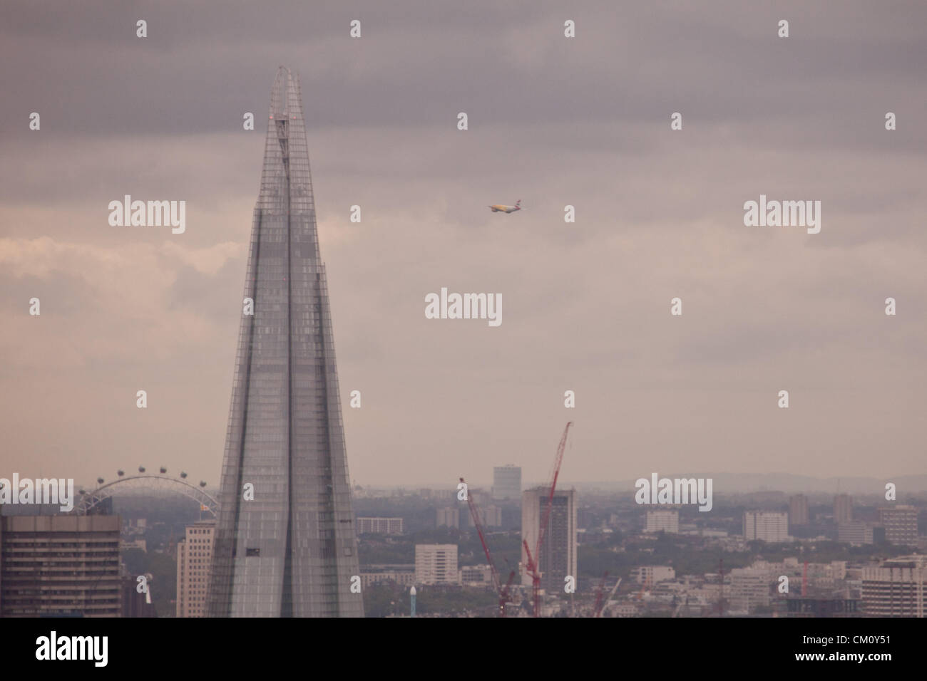 Londres, Royaume-Uni, 10 Sep 2012. La British Airways Airbus 'Firefly' effectue un passage aérien au-dessus de Londres comme un hommage à l'équipe Go des athlètes olympiques et paralympiques. Crédit : Steve Bright / Alamy Live News Banque D'Images