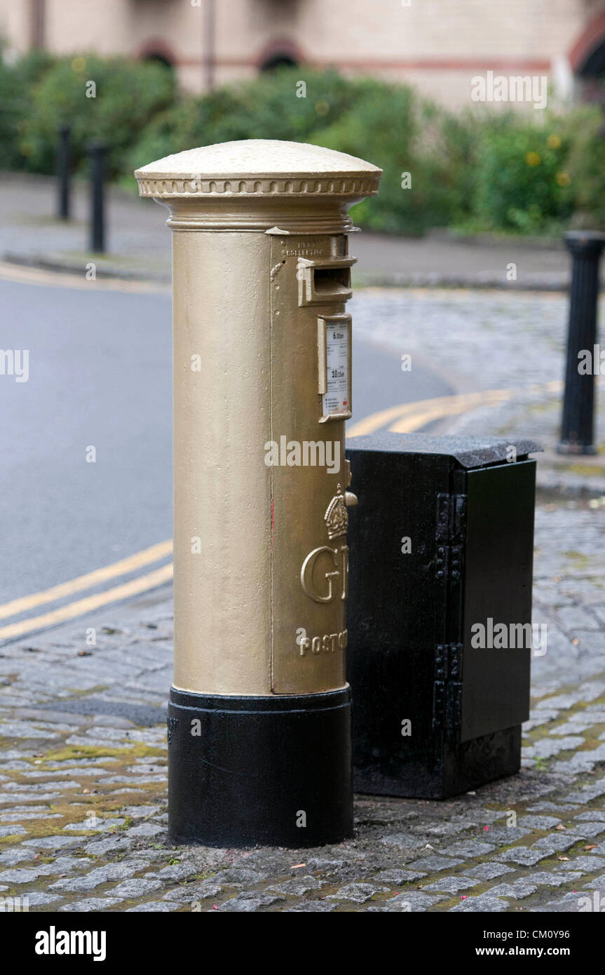 Swansea - UK - 10 septembre 2012 : la Royal Mail postbox sur Trawler Road dans le quartier du port de plaisance de Swansea qui a été peint en l'honneur d'or de Ellie Simmonds réalisations aux Jeux paralympiques 2012. Banque D'Images