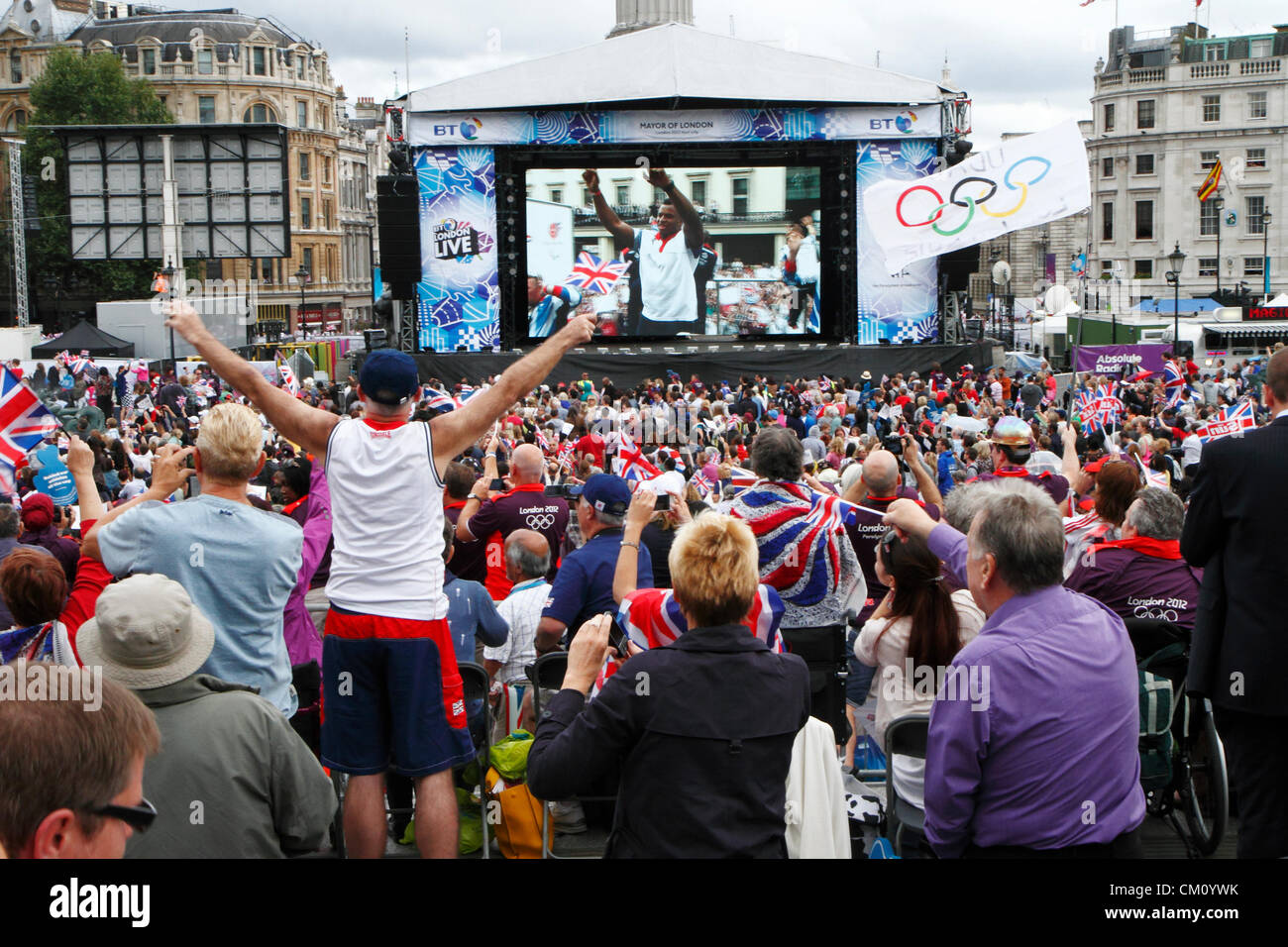 10 septembre 2012. Les spectateurs regardent la parade olympique et paralympique retransmise en direct sur un grand écran, Trafalgar Square, Londres, Royaume-Uni Banque D'Images