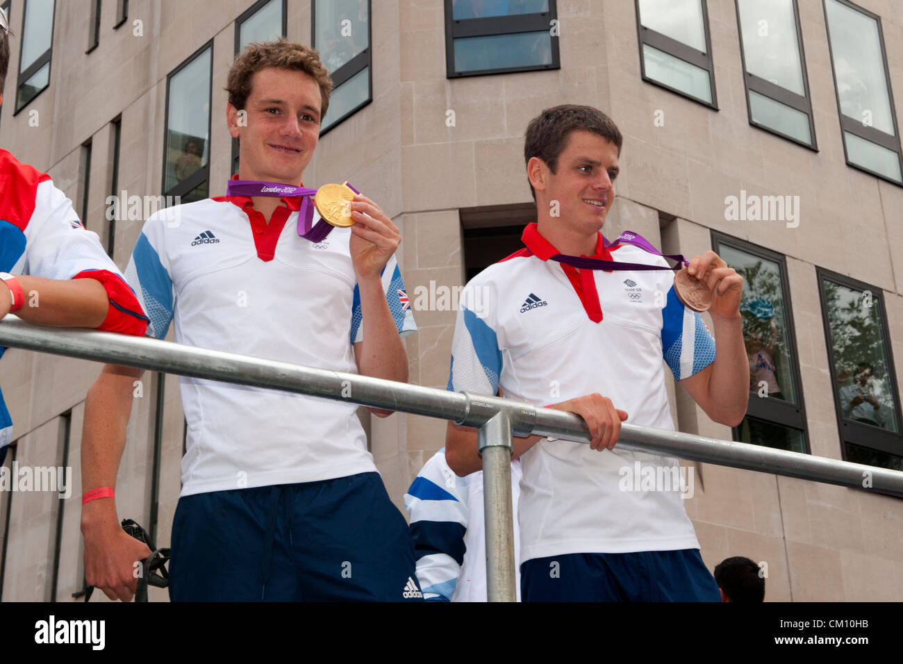 Alistair et Jonathan Brownlee lors des Jeux olympiques et paralympiques d'Eaton. Alistair (à gauche) affiche sa médaille d'Or et son frère sa médaille de bronze gagnée dans le triathlon olympique Londres 2012 Banque D'Images