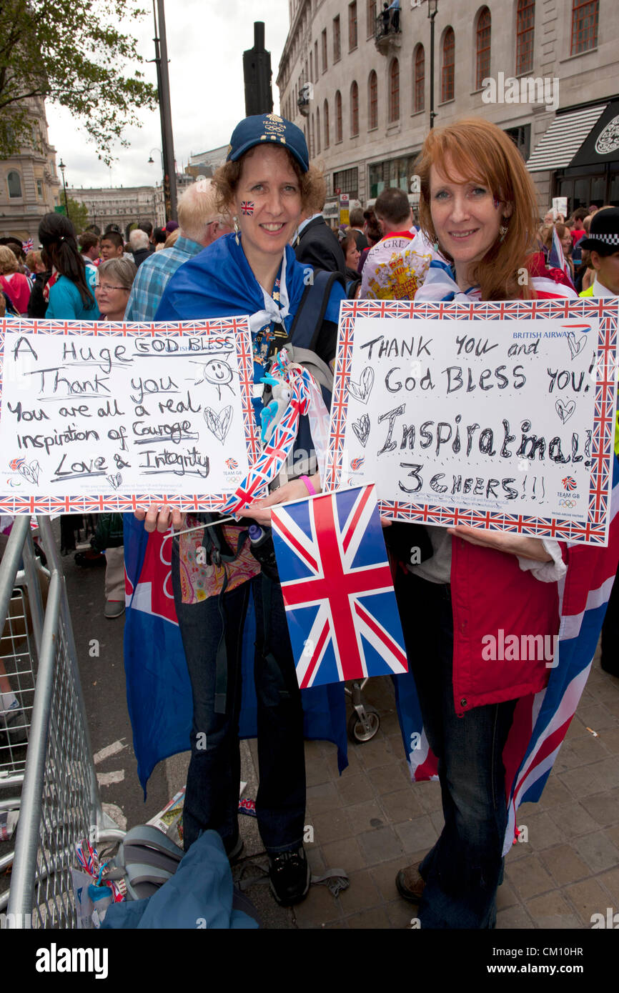 Deux ventilateurs à la London Parade olympique et paralympique Banque D'Images