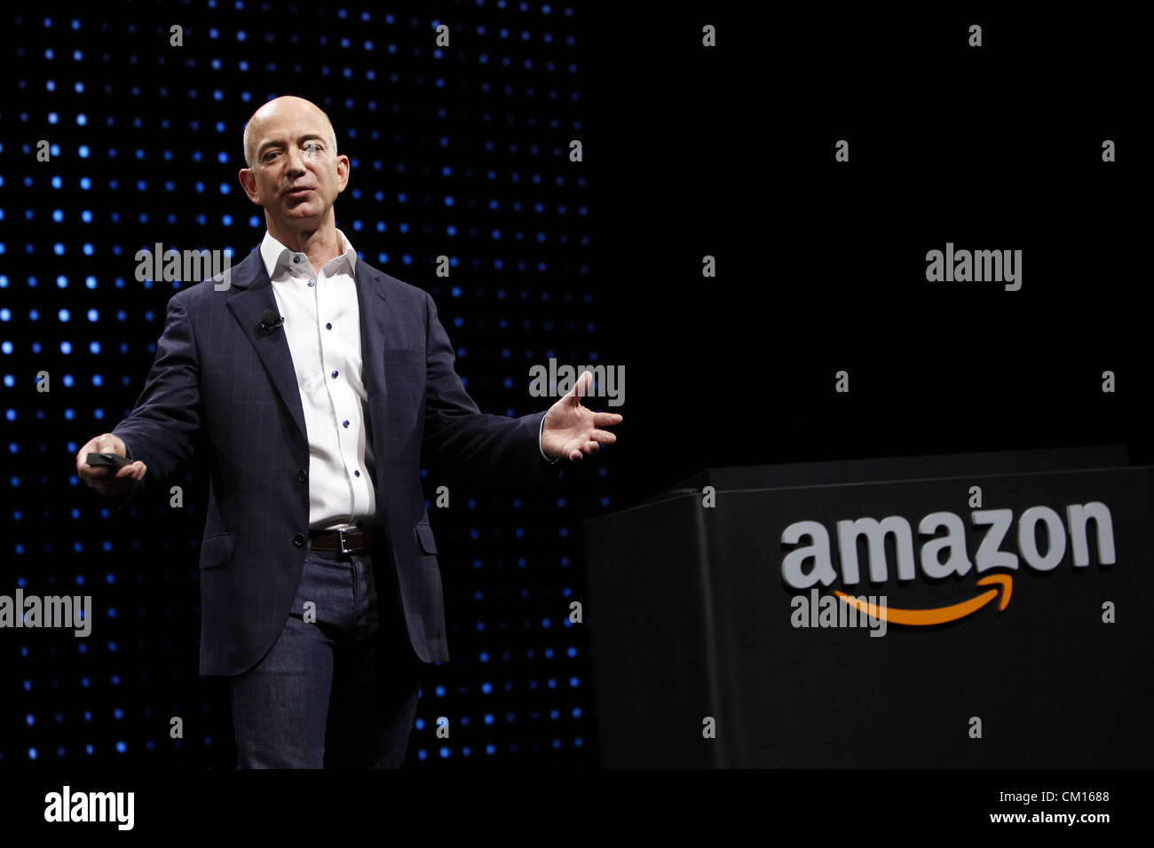 6 septembre 2012 - Santa Monica, Californie, États-Unis - Jeff Bezos, chef de la direction d'Amazon.com Inc., présente le nouveau Kindle Fire HD et Paperwhite comprimés lors d'une conférence de presse à Santa Monica, Californie, États-Unis, le jeudi, 6 septembre 2012. (Crédit Image : © Patrick Fallon/ZUMAPRESS.com) Banque D'Images