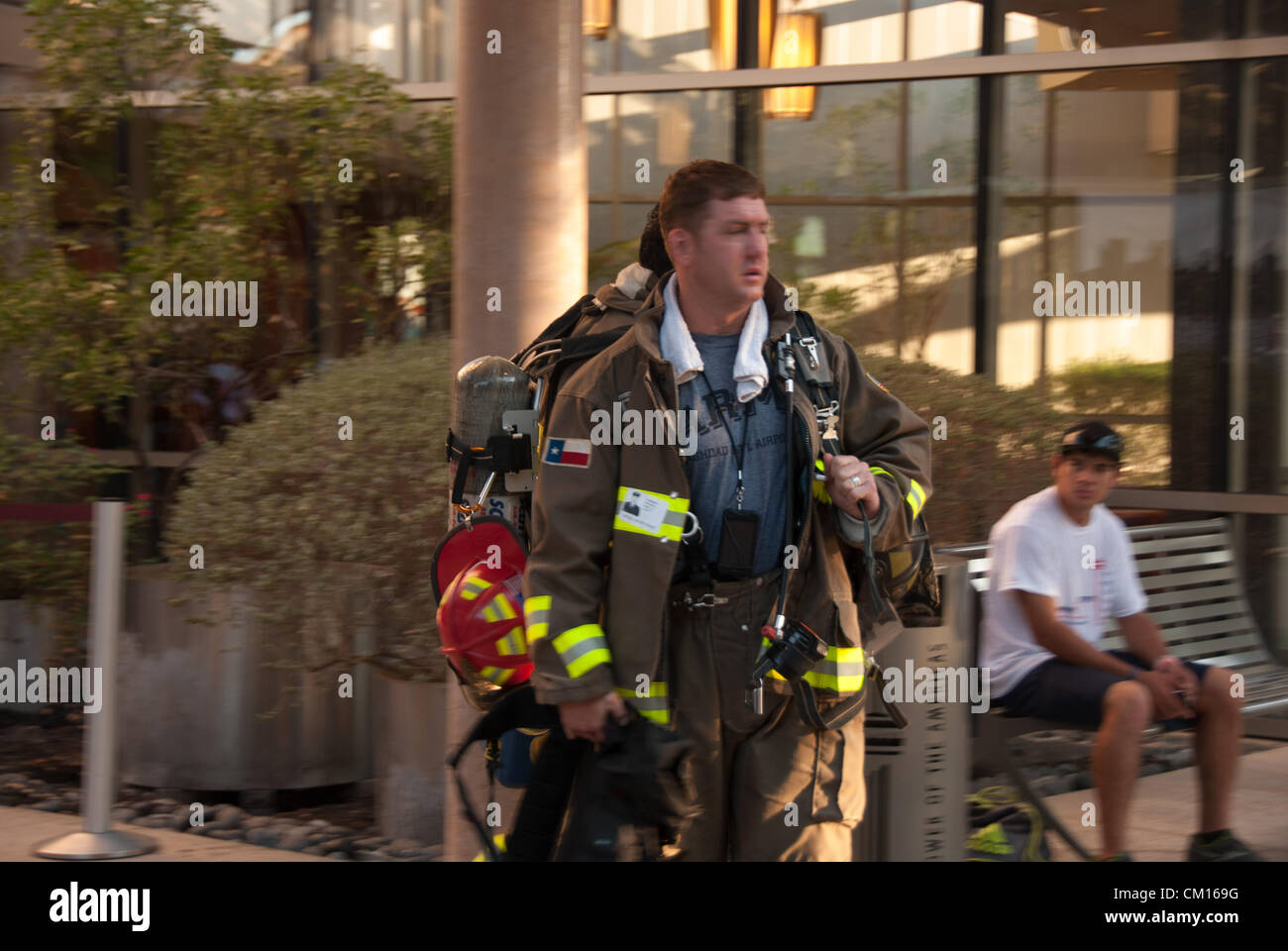 11 septembre 2012 San Antonio, Texas, USA - Brad, un pompier de San Antonio, après avoir franchi les étapes jusqu'au sommet de la Tour des Amériques d'observer le 11 septembre et l'honneur des pompiers qui sont morts dans les tours jumelles. Brad a grimpé la tour 3 fois ; chaque voyage est plus de 950 étapes. Banque D'Images