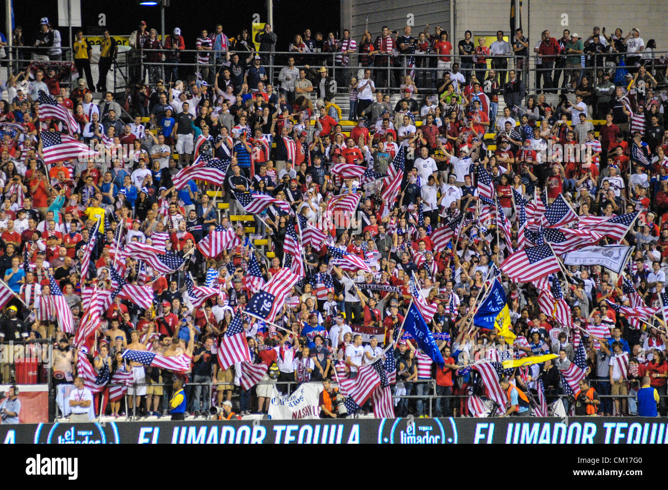 Columbus, Ohio, USA. 11 septembre 2012. La vague des fans stars and stripes sur le 11e anniversaire de la tragédie du 11 septembre. Banque D'Images