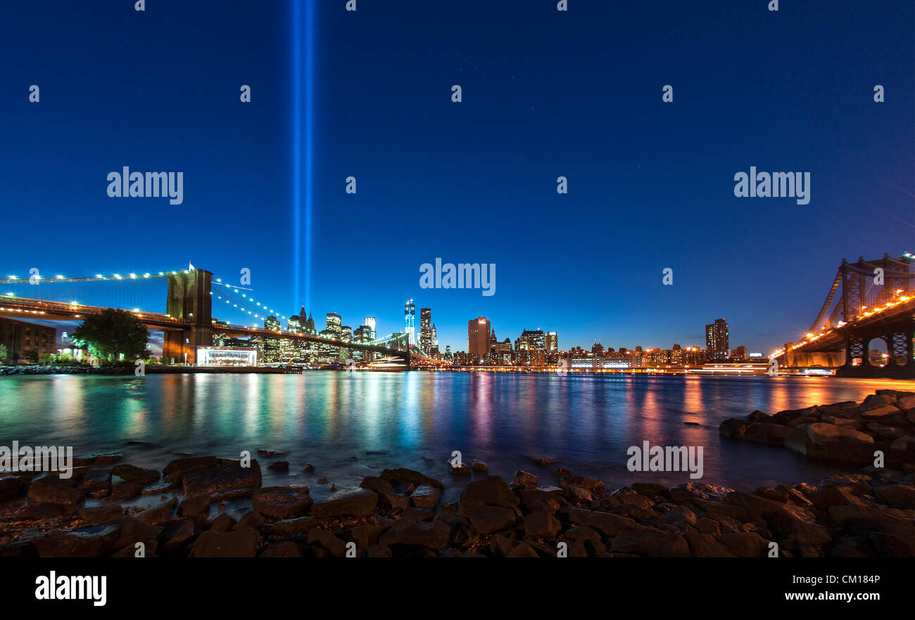 New York, NY - 11 septembre 2012 : Deux colonnes de lumière , une installation manuelle appelée 'Hommage à la lumière', s'élever dans le ciel de nuit sur le pont de Brooklyn et Manhattan en mémoire des attentats du 11 septembre il y a 11 ans. Credit : Arny Raedts / Alamy Live News Banque D'Images