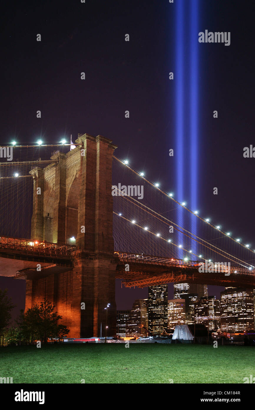 New York, NY - 11 septembre 2012 : Deux colonnes de lumière , une installation manuelle appelée 'Hommage à la lumière', s'élever dans le ciel de nuit sur le pont de Brooklyn et Manhattan en mémoire des attentats du 11 septembre il y a 11 ans. Credit : Arny Raedts / Alamy Live News Banque D'Images