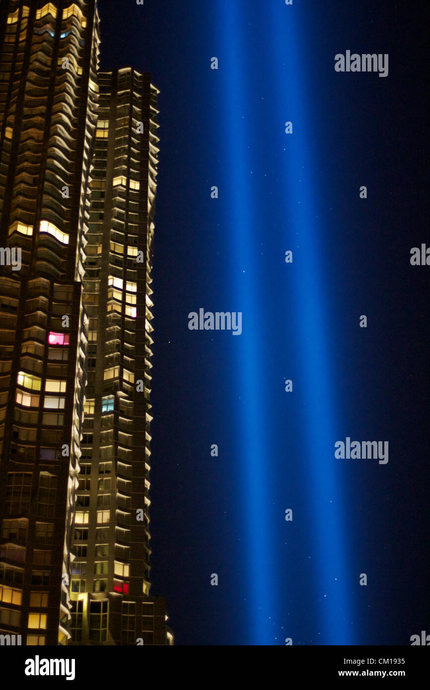 New York, NY - 11 septembre 2012 : Les deux colonnes de la lumière de l'installation 'Hommage à la lumière" s'élever dans le ciel nocturne au-dessus de Manhattan en mémoire des attentats du 11 septembre il y a 11 ans. Banque D'Images