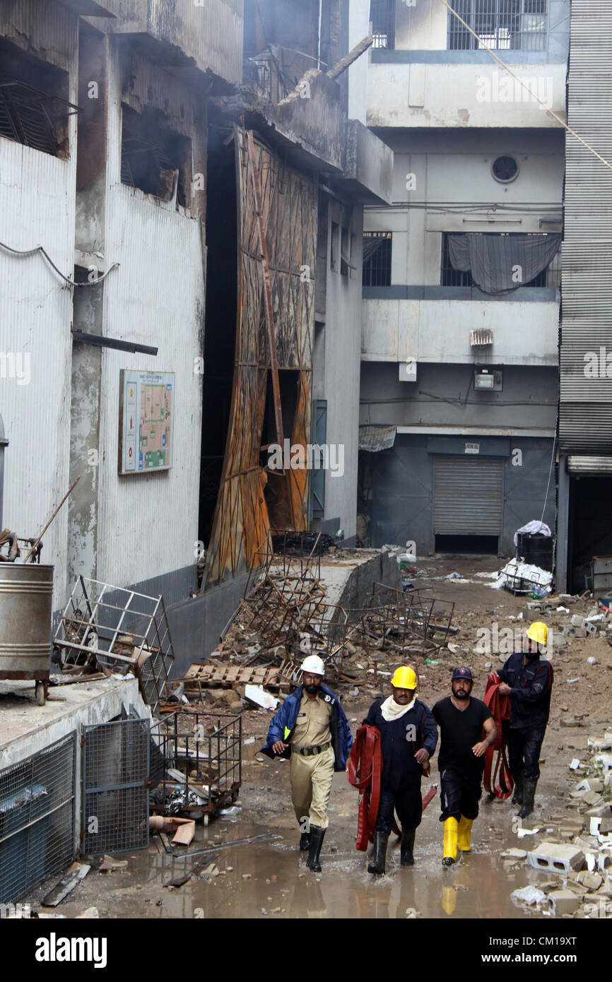 Karachi, Pakistan. 12 Septembre, 2012. Les secouristes effectuer un sauvetage sur le site de l'usine de vêtements brûlés à Karachi le 12 septembre 2012. Au moins 289 travailleurs ont été brûlés lors de l'incendie a ravagé une usine de vêtements à Karachi. Banque D'Images