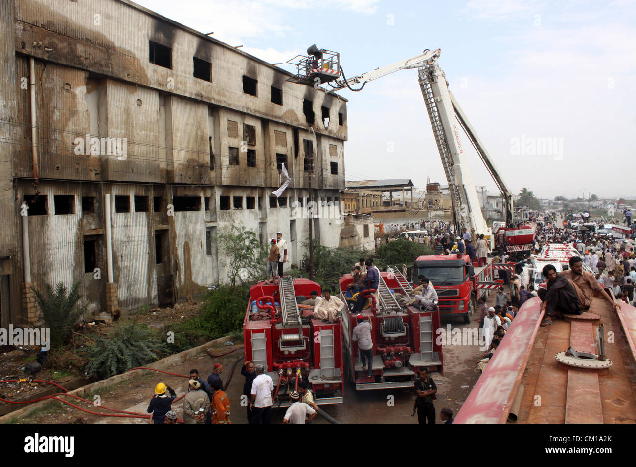 Les sauveteurs occupés pour compléter le travail de sauvetage sur le site de l'usine de vêtements brûlés à Karachi le 12 septembre 2012. Au moins 289 travailleurs ont été brûlés lors de l'incendie a ravagé une usine de vêtements à Karachi. Banque D'Images