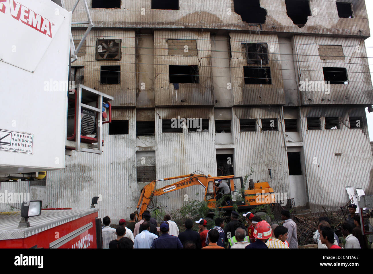 Les sauveteurs occupés pour compléter le travail de sauvetage sur le site de l'usine de vêtements brûlés à Karachi le 12 septembre 2012. Au moins 289 travailleurs ont été brûlés lors de l'incendie a ravagé une usine de vêtements à Karachi. Banque D'Images