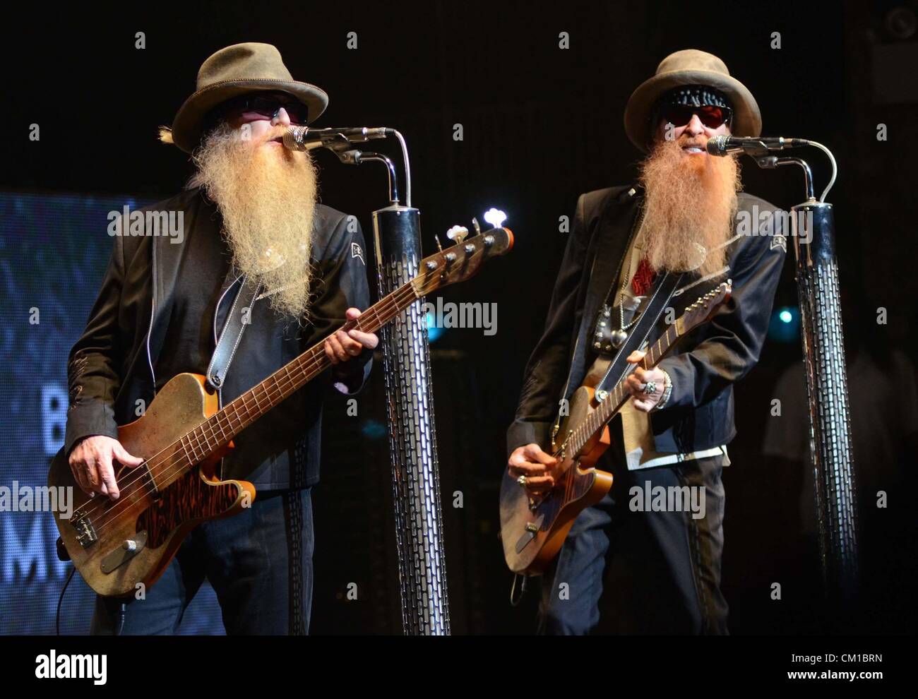 New York, USA. 12 septembre 2012. Dusty Hill, Billy Gibbons sur scène pour ZZ Top en concert au Beacon, Beacon Theater, New York, NY Le 12 septembre 2012. Photo par : Derek Storm/Everett Collection/Alamy Live News Banque D'Images