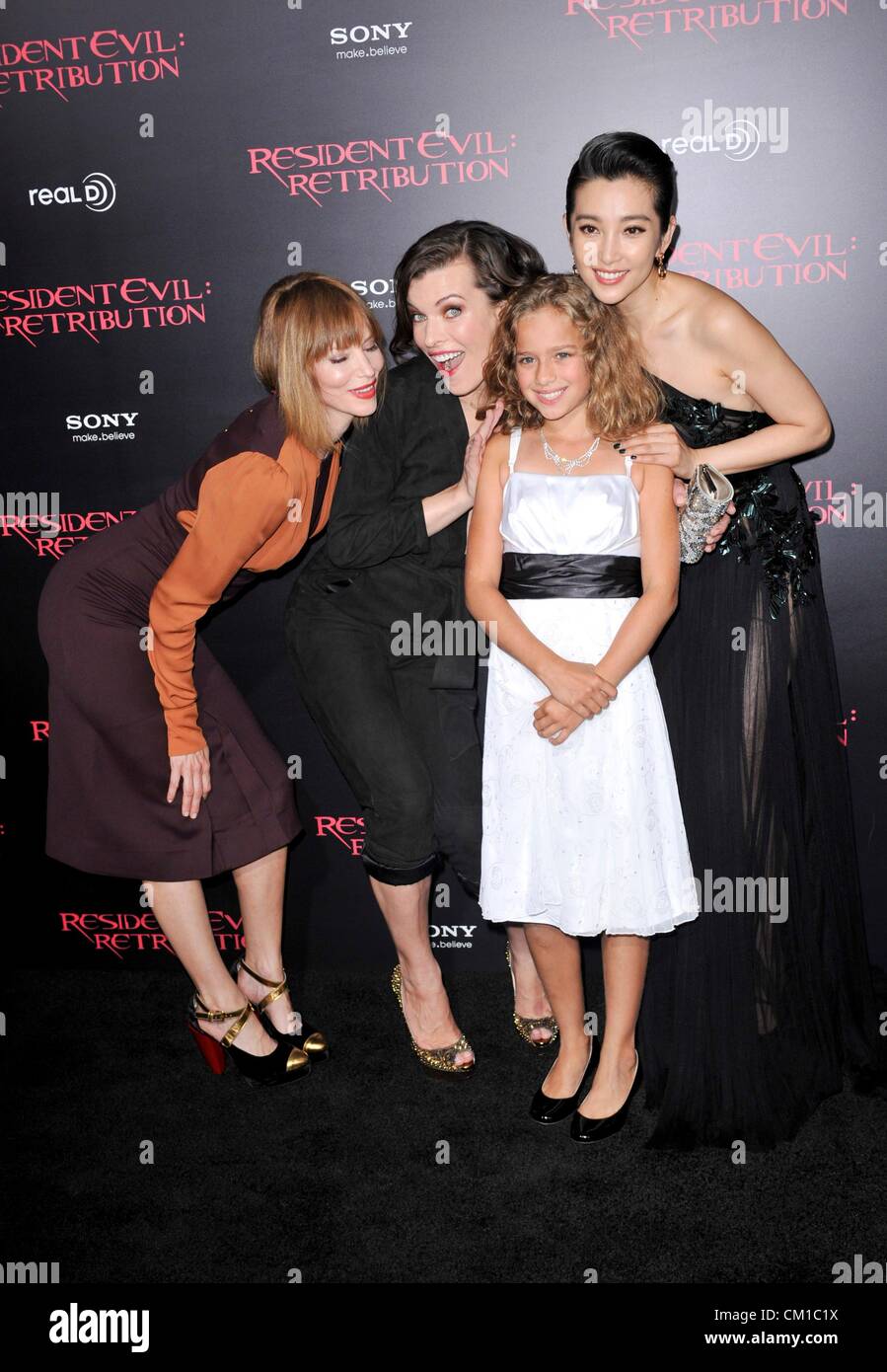 Los Angeles, USA. 12 septembre 2012. Sienna Guillory, Milla Jovovich, Li Bingbing, Aryana Engineer chez arrivées de Resident Evil : RETRIBUTION Premiere, Regal Cinemas L.A. Vivre, Los Angeles, CA Septembre 12, 2012. Photo par : Elizabeth Goodenough/Everett Collection Banque D'Images