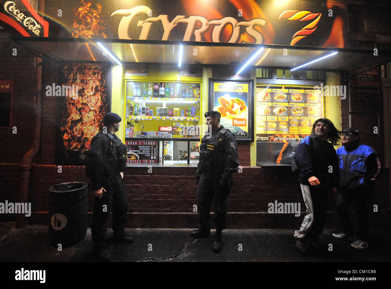 Prague, République tchèque. 13 septembre 2012. Le contrôle policier et douanier à l'extérieur d'un décrochage à Ostrava, à environ 280 kilomètres à l'est de Prague, tôt Jeudi, 13 Septembre, 2012. Le gouvernement tchèque a approuvé mercredi une interdiction de vente de boissons contenant plus de 30 pour cent d'alcool dans les stalles et les places de marché dans l'ensemble du pays, à la suite d'une série de décès de boire de l'alcool de contrebande. L'interdiction a été déclaré indéfiniment. L'alcool méthylique a réclamé 16 minimalement vit depuis le 6 septembre lorsque les trois personnes sont mortes. Environ 30 personnes ont été hospitalisées. Banque D'Images