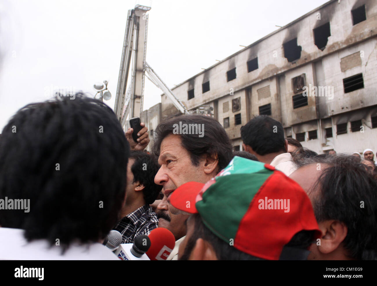 Président Pakistan Tehreek-e-Insaf (PTI) Imran Khan visite le site de l'usine incendiée de Karachi le 13 septembre 2012. Au moins 289 travailleurs d'usine ont été brûlées lors de l'incendie a ravagé une usine de confection de mercredi. Banque D'Images