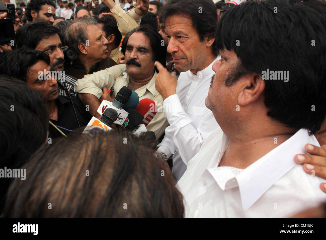Président Pakistan Tehreek-e-Insaf (PTI) Imran Khan visite le site de l'usine incendiée de Karachi le 13 septembre 2012. Au moins 289 travailleurs d'usine ont été brûlées lors de l'incendie a ravagé une usine de confection de mercredi. Banque D'Images