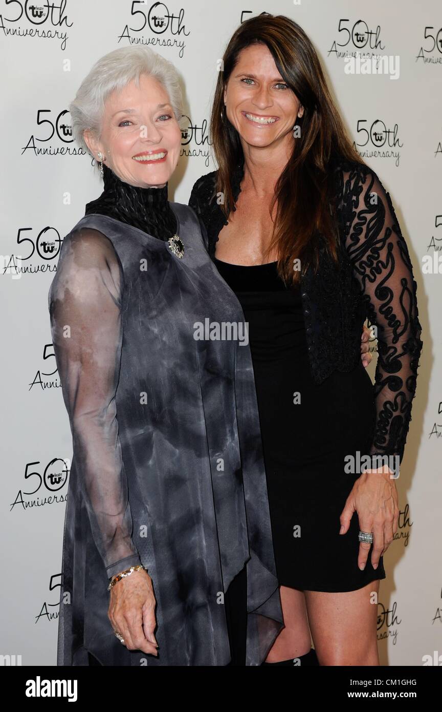 Lee Meriwether, fille Lesley une lettre devant le hall des arrivées pour le théâtre à l'Ouest, le Gala 50e anniversaire Taglyan complexe culturel, Los Angeles, CA Septembre 13, 2012. Photo par : Sara Cozolino/Everett Collection Banque D'Images