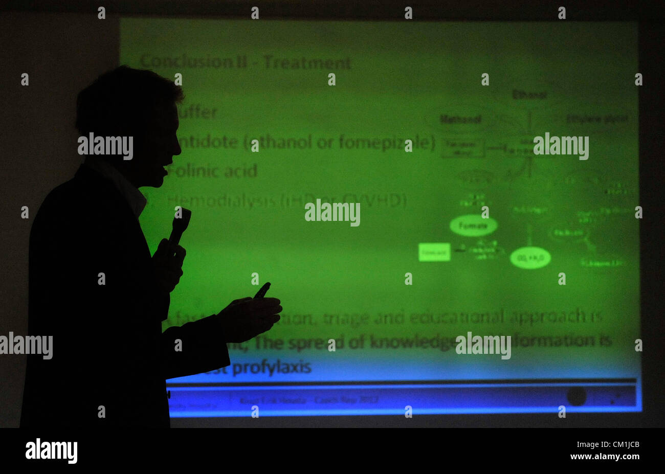 Ostrava, République tchèque. 14 septembre 2012. Médecin norvégien Erik Hovda parle de son expérience avec l'intermédiaire de Fomépizole dont il est le traitement des patients atteints de l'empoisonnement au méthanol dans l'hôpital de la ville d'Ostrava le 14 septembre 2012 lors de la conférence de presse suivant une série de décès de boire de l'alcool de contrebande. Fomépizole est utilisé comme antidote dans le méthanol ou l'intoxication par l'éthylène glycol. La substance inhibe l'alcool-déshydrogénase, enzyme qui catalyse les premières mesures dans le métabolisme du méthanol et de l'éthylène glycol à leurs métabolites toxiques. (Photo/CTK Jaroslav Ozana) Banque D'Images