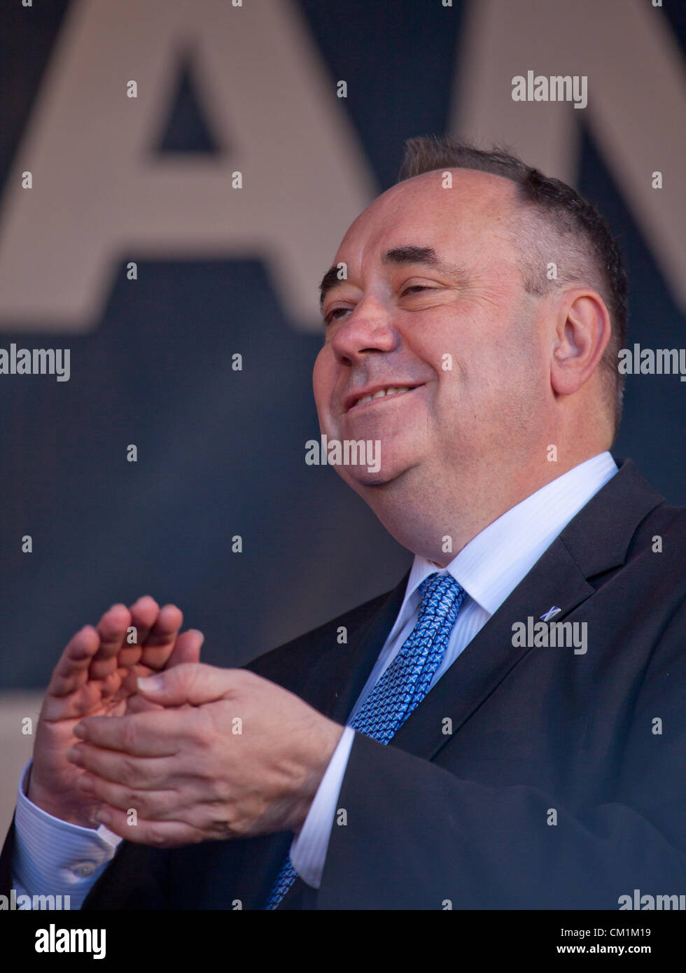 14 Septembre, 2012. Alex Salmond, Premier ministre écossais, se réjouit de l'arrivée des athlètes à la fin de la parade retour à l'honneur de l'Ecosse Olympiens et Paralympiens à George Square, Glasgow. Banque D'Images