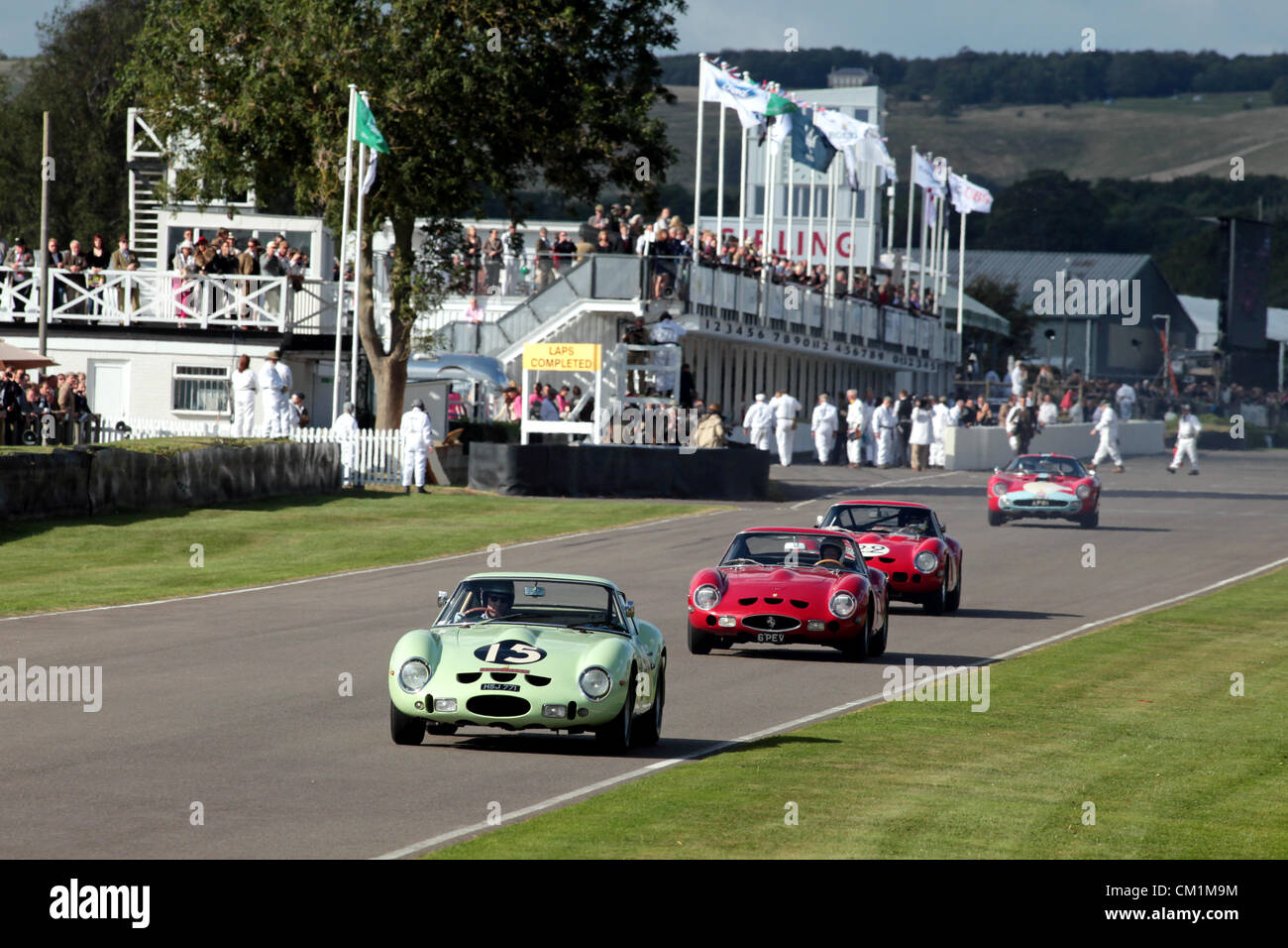 Le premier jour du Goodwood Revival meeting, près de Chichester, Sussex a débuté aujourd'hui avec un vendre foule. La renaissance est une étape magique dans le temps', présentant un mélange de voitures et de l'aviation des années 40, 50 et 60 et est l'un des plus populaires courses automobiles historiques dans le monde. Pour plus de renseignements, veuillez visiter www.goodwood.co.uk/renaissance. Photo montre la voie de parade Ferrari 250 GTO's pour fêter les 50 ans de la GTO. Banque D'Images