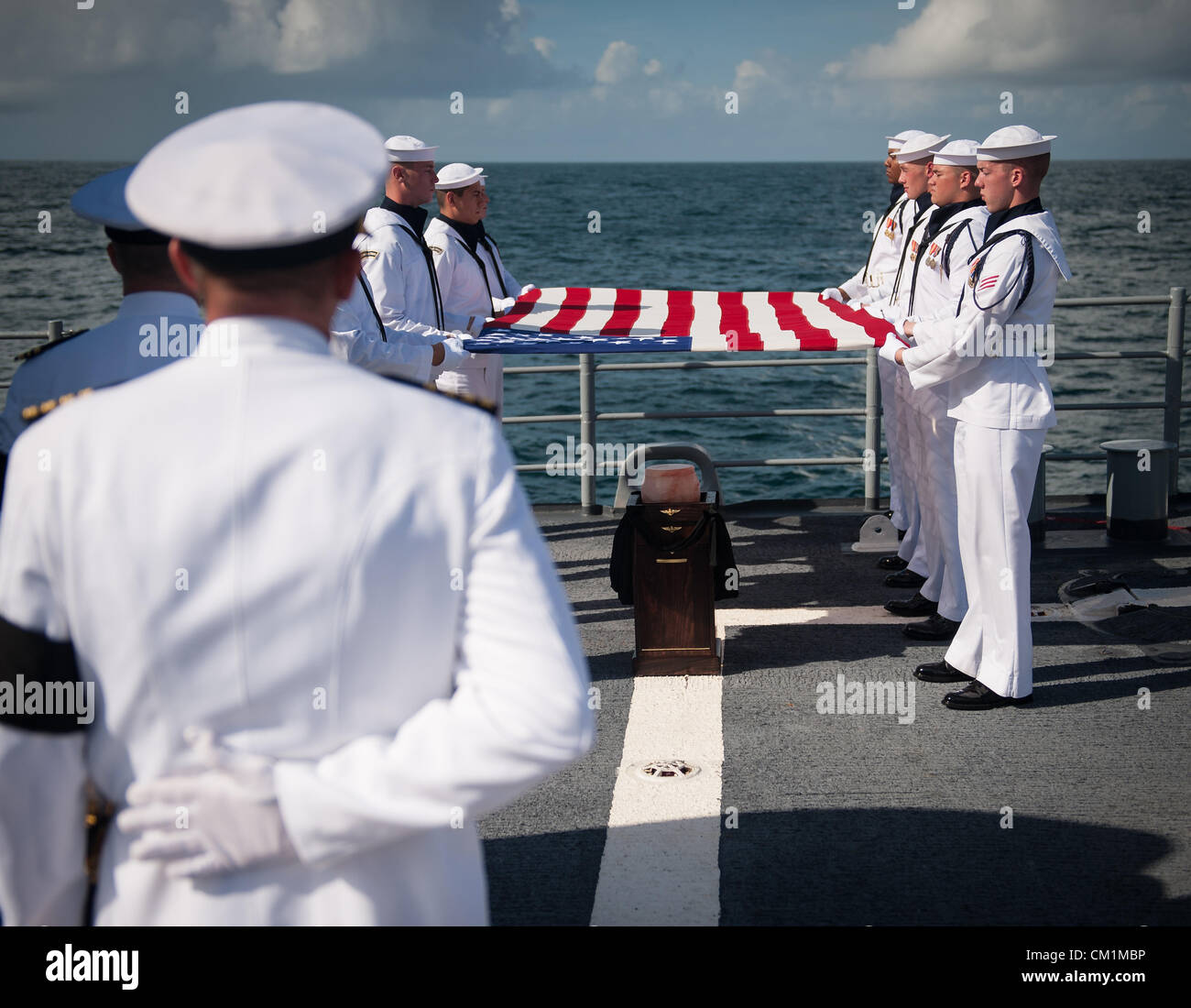 Les membres de l'US Navy Ceremonial Guard tenir un drapeau américain sur le reste de l'astronaute Neil Armstrong Apollo 11 au cours de l'inhumation en mer service pour son mari l'astronaute Neil Armstrong Apollo 11 le 14 septembre 2012 à bord du USS mer des Philippines dans l'océan Atlantique. Armstrong, le premier homme à marcher sur la lune au cours de la mission Apollo 11 de 1969, est mort le 25 août. Il a été 82. Banque D'Images