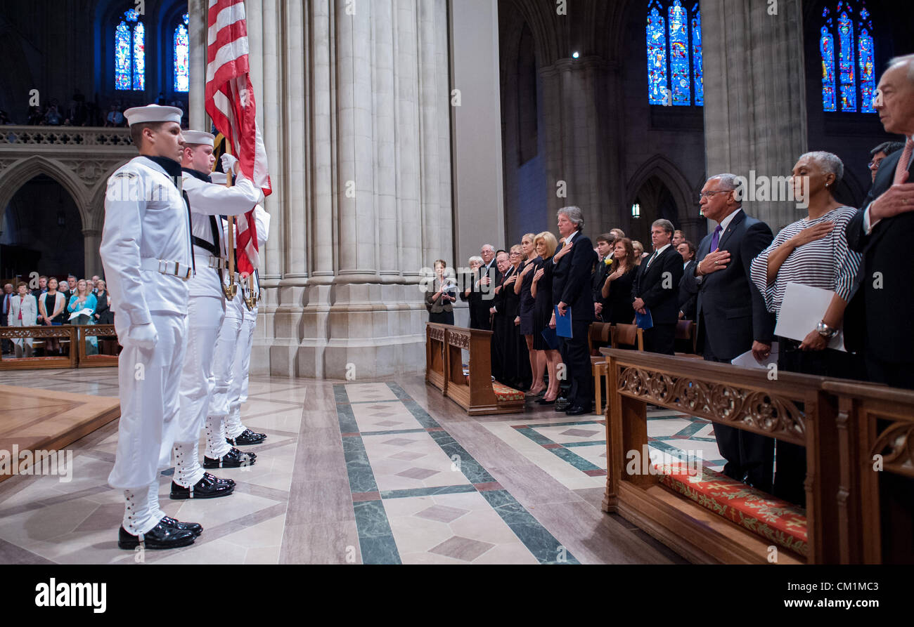 Les participants y compris de droite, John Dalton, Jackie Bolden, Charles Bolden, avec la famille, les membres de Neil Armstrong sur la ligne d'en face se tient avec la main sur le coeur comme un garde de cérémonie de la Marine américaine se tient avec les couleurs pendant un service commémoratif célébrant la vie de Neil Armstrong, 13 septembre 2012 à la cathédrale nationale de Washington, DC. Armstrong, le premier homme à marcher sur la lune au cours de la mission Apollo 11 de 1969, est mort le 25 août. Il a été 82. Banque D'Images