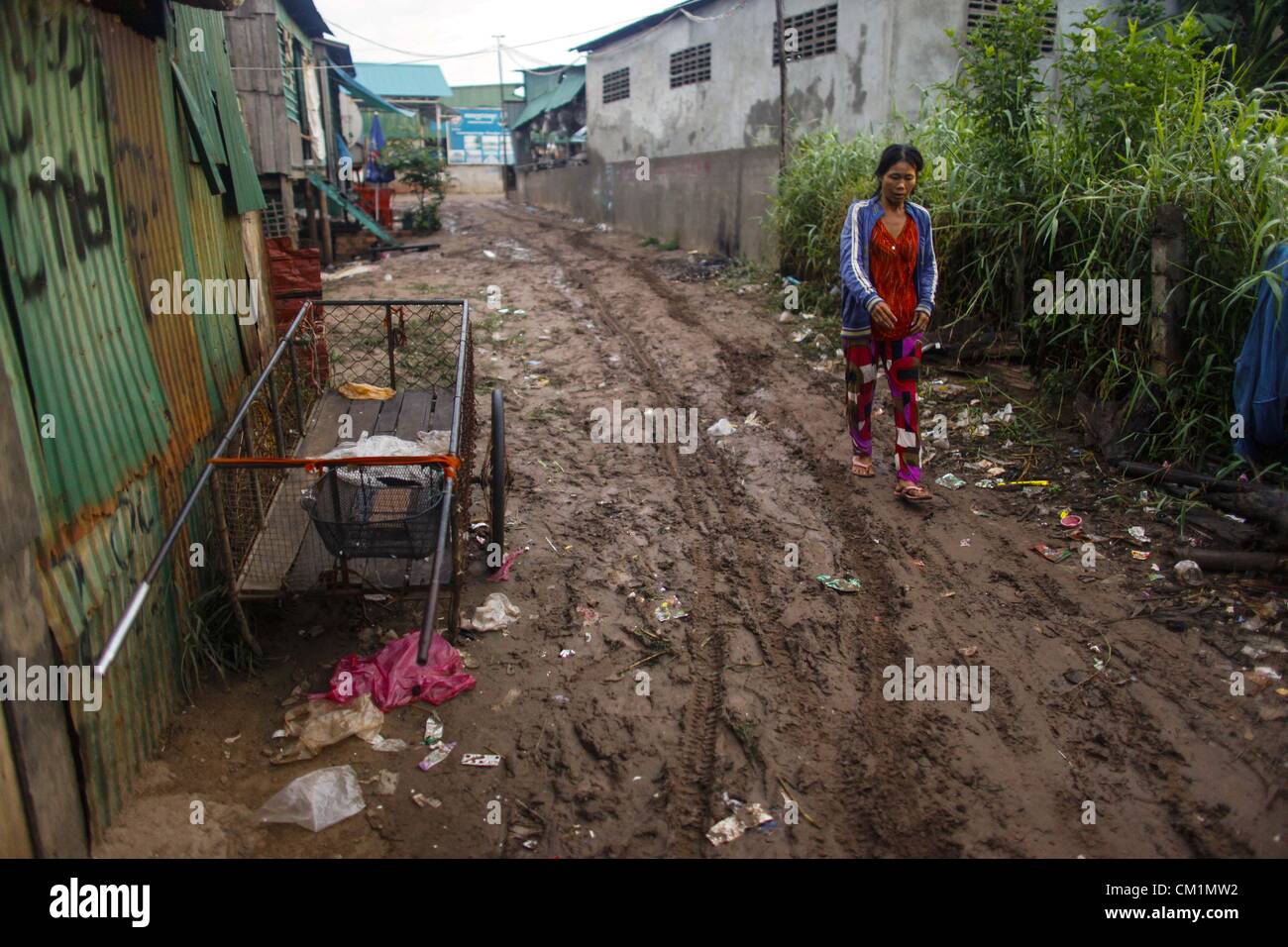 15 septembre 2012 - Phnom Penh, Cambodge - Une femme cambodgienne promenades un terrain boueux, près d'un bidonville le long de la rivière du Mékong Samedi, 15 septembre 2012, près de Phnom Penh, Cambodge. La vie quotidienne de nombreux Cambodgiens est liée à la fois à l'eau du Mékong et du Tonlé Sap. (Crédit Image : © David Longstreath/ZUMAPRESS.com) Banque D'Images