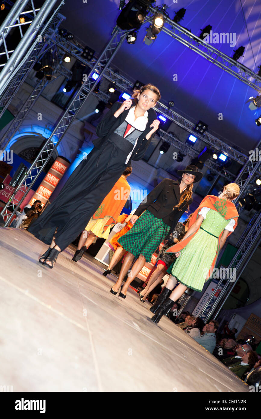 Les étiquettes de mode traditionnel de présenter leurs dernières créations de la mode à l'Autrichien traditionnel défilé de vêtements traditionnels appelés "Die Pracht der Tracht" à l'ouverture de la Styrie de festival "Aufsteirern" à Graz, en Styrie, Autriche, le vendredi 14 septembre, 2012 Banque D'Images