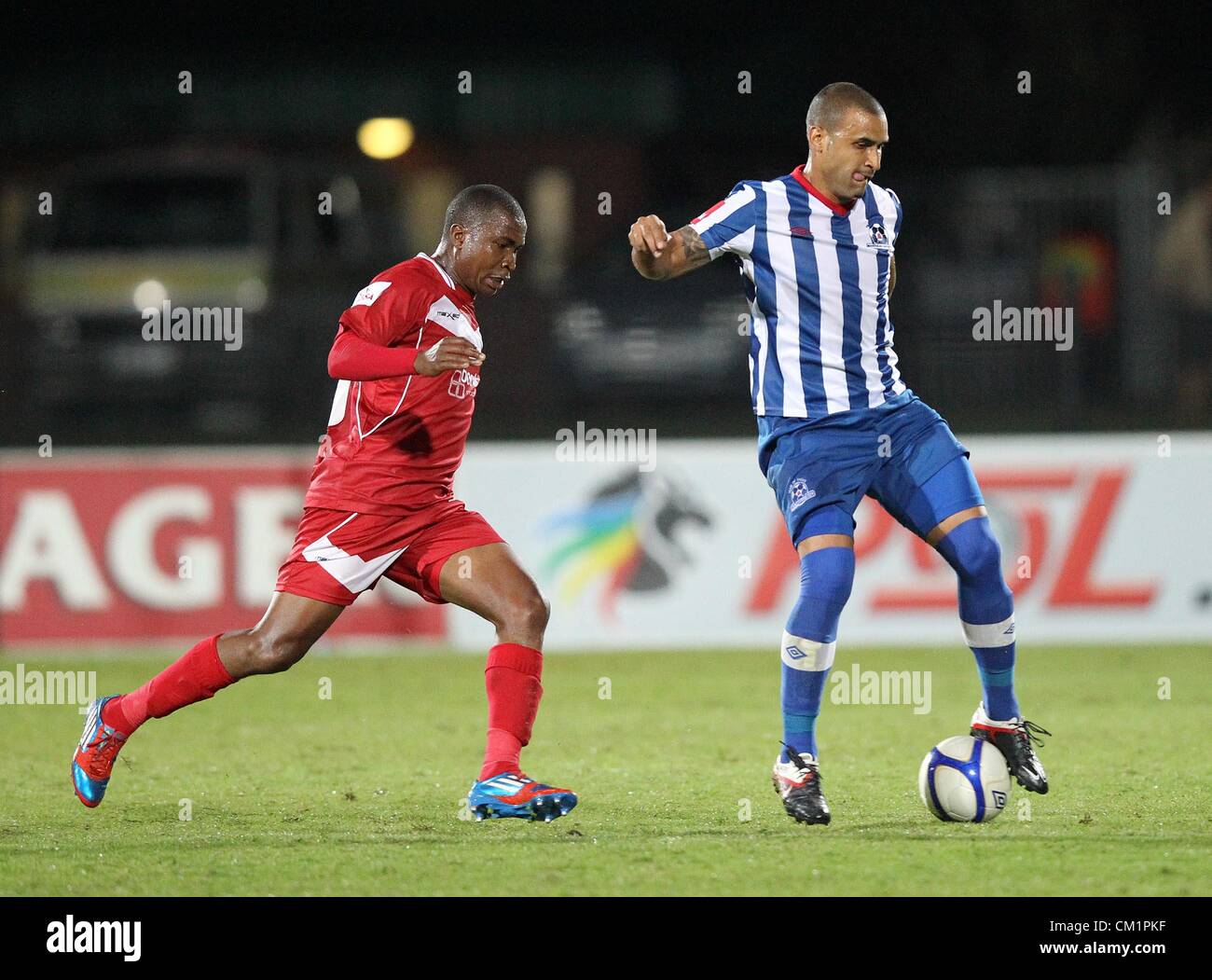 DURBAN, AFRIQUE DU SUD - le 14 septembre,Buckley Delron retour talons la balle pendant l'Absa Premiership match entre Maritzburg United et Free State Stars au Harry Gwala Stadium le 14 septembre 2012 à Durban, Afrique du Sud Photo par Anesh Debiky / Images Gallo Banque D'Images