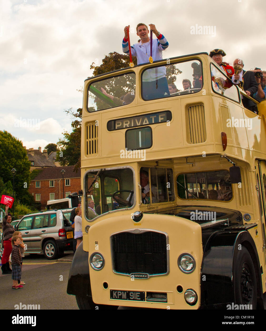 Nailsworth, Gloucesterhire, UK. Samedi 15 septembre 2012. Peter Reed MBE le médaillé d'or olympique dans le quatre sans barreur à la fois à Londres 2012 et Beijing 2008 est accueilli retour à sa ville natale de Nailsworth dans Gloucesterhire. De 31 il est lieutenant dans la Marine royale, et est allé(e) à l'Université d'Oxford où il a été connu comme le commandant. Peter a également connu la plus grande capacité pulmonaire de 11,68 litres. Banque D'Images