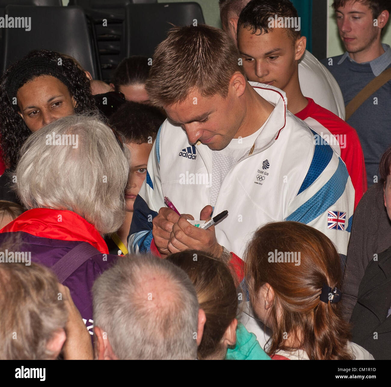 Nailsworth, Gloucestershire, Royaume-Uni. Samedi 15 septembre 2012. Peter Reed MBE le médaillé d'or olympique dans le quatre sans barreur à la fois à Londres 2012 et Beijing 2008 est accueilli retour à sa ville natale de Nailsworth dans le Gloucestershire. De 31 il est lieutenant dans la Marine royale, et est allé(e) à l'Université d'Oxford où il a été connu comme le commandant. Peter a également connu la plus grande capacité pulmonaire de 11,68 litres. Banque D'Images