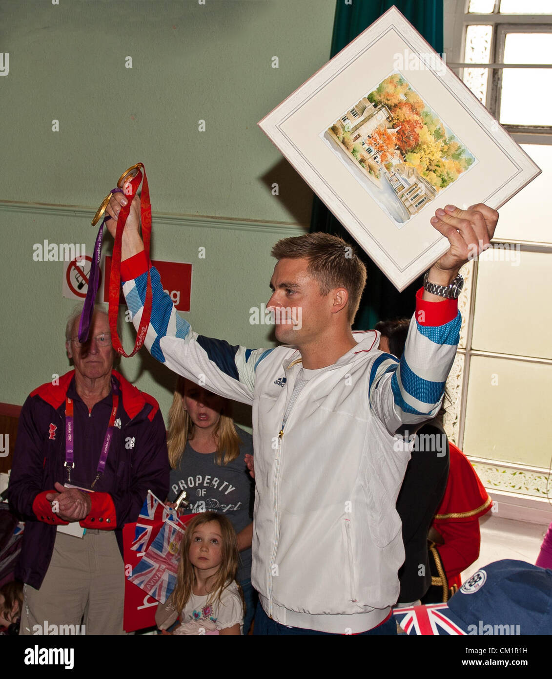 Nailsworth, Gloucestershire, Royaume-Uni. Samedi 15 septembre 2012. Peter Reed MBE le médaillé d'or olympique dans le quatre sans barreur à la fois à Londres 2012 et Beijing 2008 est accueilli retour à sa ville natale de Nailsworth dans le Gloucestershire. De 31 il est lieutenant dans la Marine royale, et est allé(e) à l'Université d'Oxford où il a été connu comme le commandant. Peter a également connu la plus grande capacité pulmonaire de 11,68 litres. Banque D'Images
