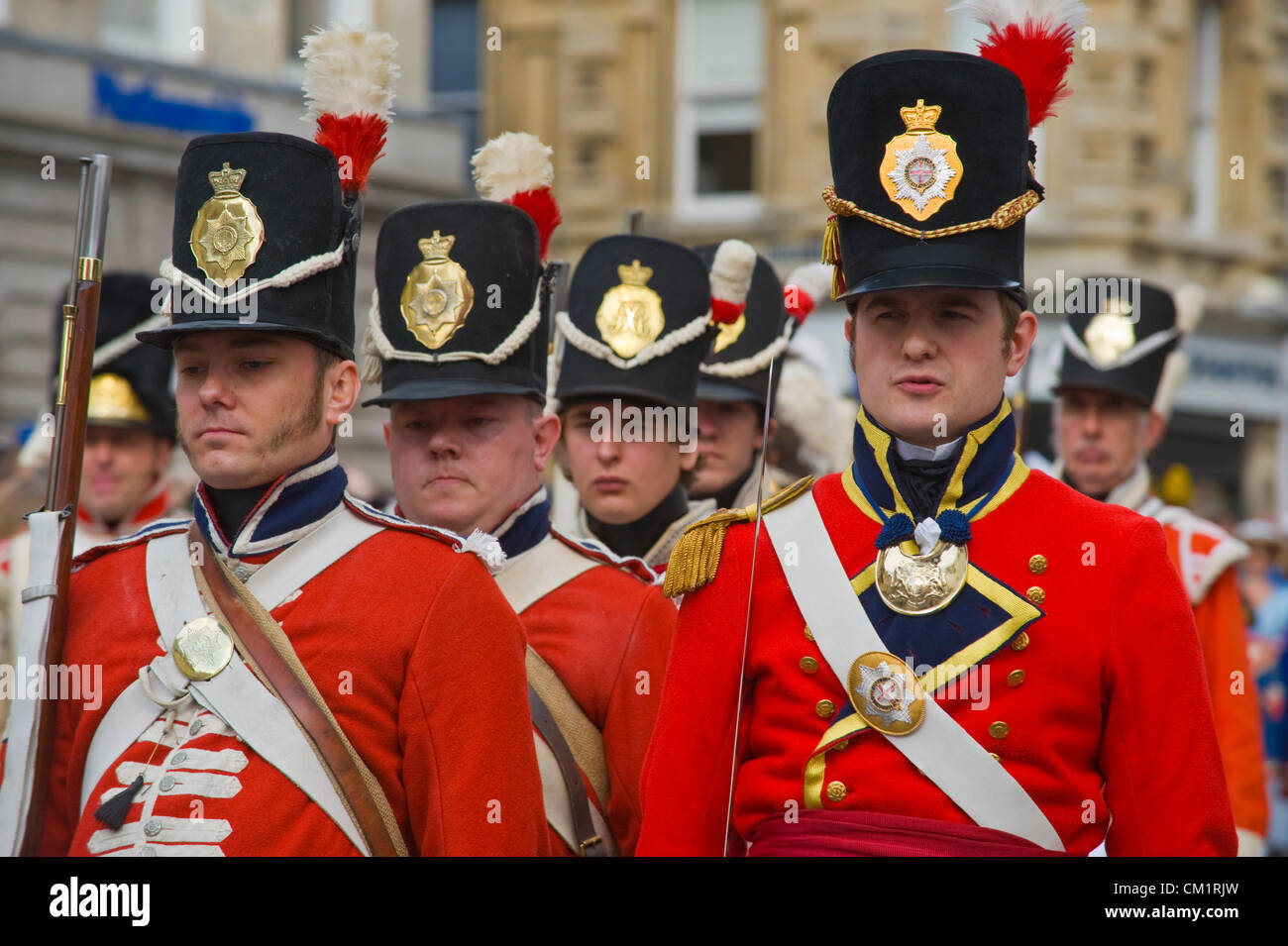 Bath, Royaume-Uni. Samedi 15 septembre 2012. Manteau rouge des soldats en costume Régence mars à centre-ville de Bath au début de la 2012 Festival de Jane Austen . Banque D'Images