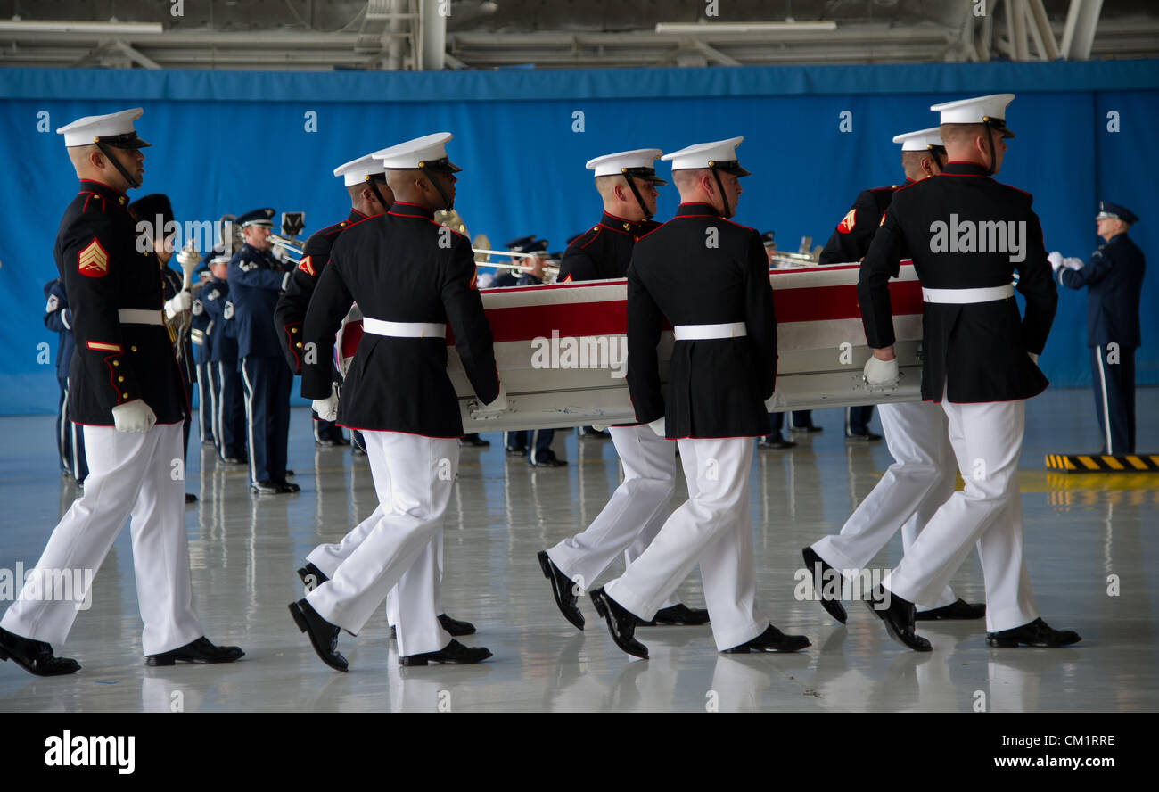 Le Corps des Marines des États-Unis sur la garde d'honneur porte les vestiges de Chris Stevens, l'ambassadeur des Etats-Unis en Libye et trois autres américains le 14 septembre 2012 à Joint Base Andrews, dans le Maryland. Le Département d'Etat américain a tenu une cérémonie pour honorer les quatre américains tués par des foules violentes à Benghazi, en Libye. Banque D'Images