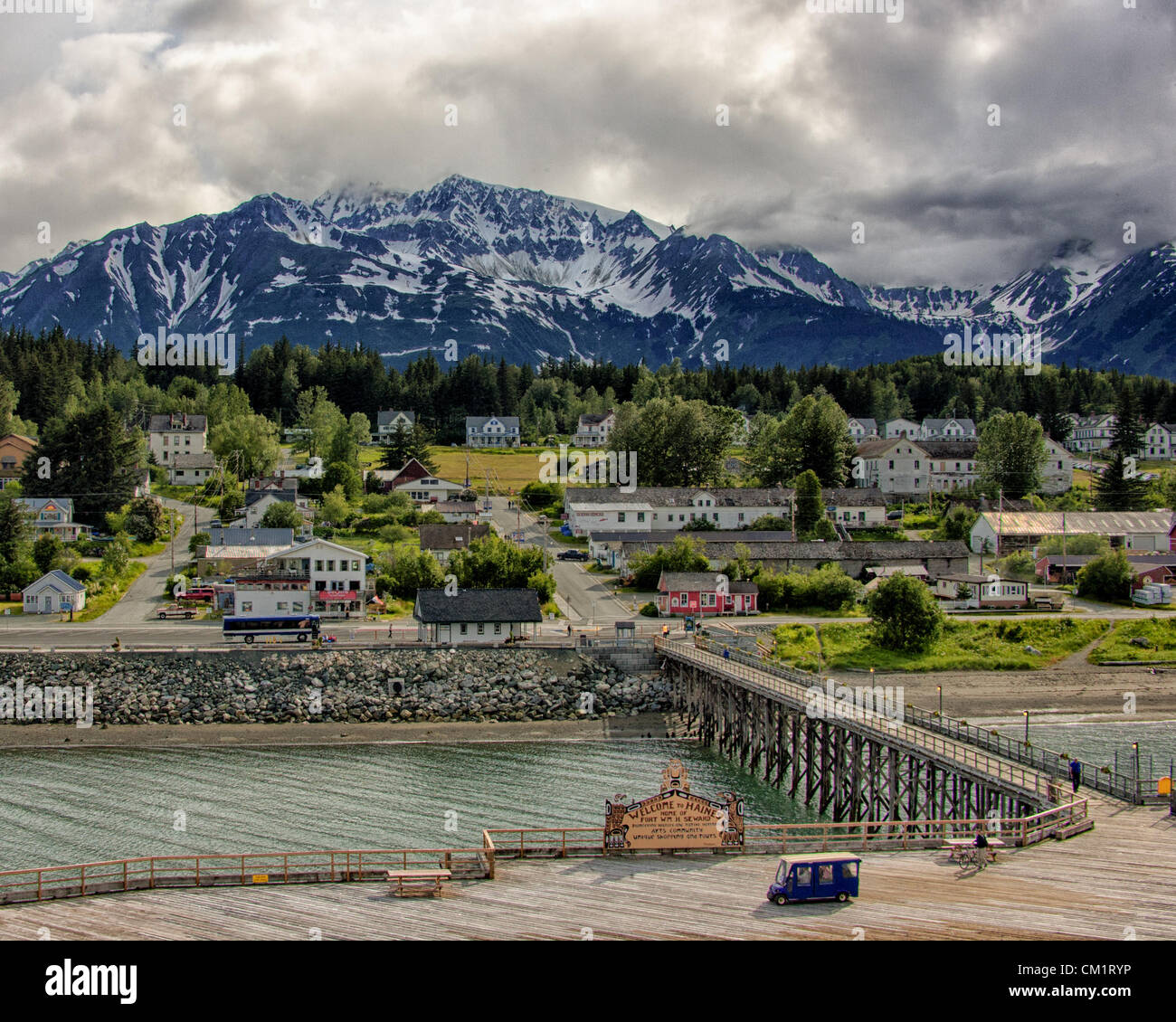 Le 4 juillet 2012 - Haines, Alaska, États-Unis - Haines, une populaire destination de croisière, est situé entre la piste Chilkoot Chilkat et rivières sur la rive ouest du canal Lynn, le plus long fjord de Nord. La majestueuse chaîne de montagnes Chilkat fournit un cadre spectaculaire. En son centre est la parade de l'ancien fort Seward. (Crédit Image : © Arnold Drapkin/ZUMAPRESS.com) Banque D'Images