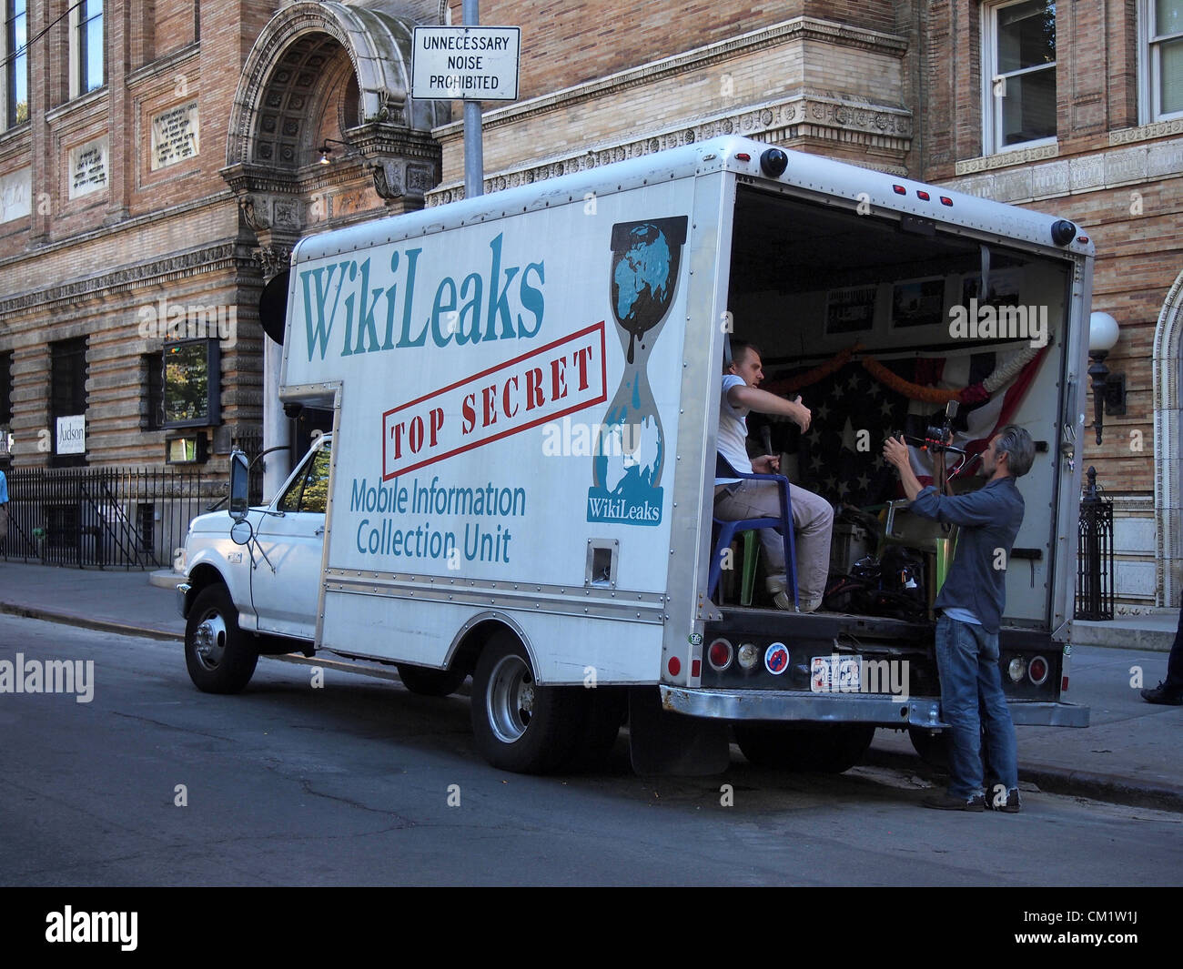 Une interview vidéo menée dans une unité de collecte de l'information mobile de WikiLeaks, camion stationné à l'extérieur de Washiington Square Park dans NYC's Greenwich Village sur Septembre 15, 2012. À l'intérieur du parc, les manifestants Occupy Wall Street se sont rassemblés pour marquer la mo Banque D'Images