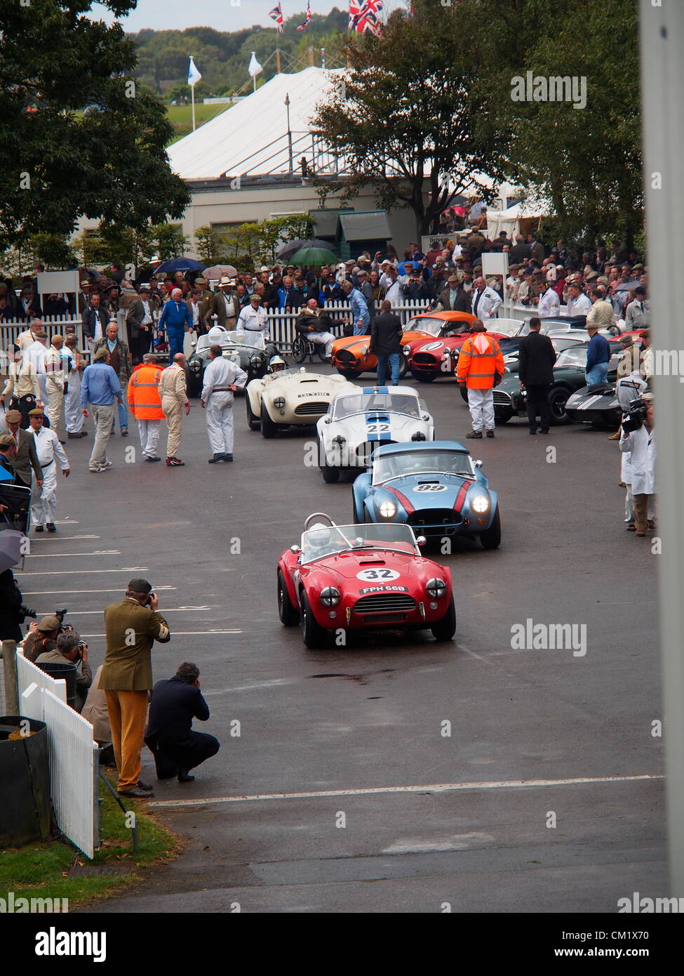 Goodwood Revival Jour de pratique vendredi 14 septembre.2012. Plusieurs de Cobra course queue pour quitter la zone de préparation pour la piste de course à l'avant de regarder la foule dans ce lieu historique. Banque D'Images