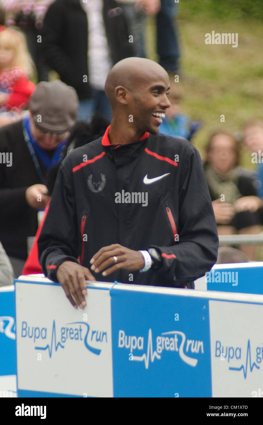 Newcastle, UK, Dimanche 16 Septembre, 2012. Le médaillé d'or olympique Mo Farah dans les démarreurs fort à la Great North Run 2012 à Newcastle upon Tyne. Banque D'Images