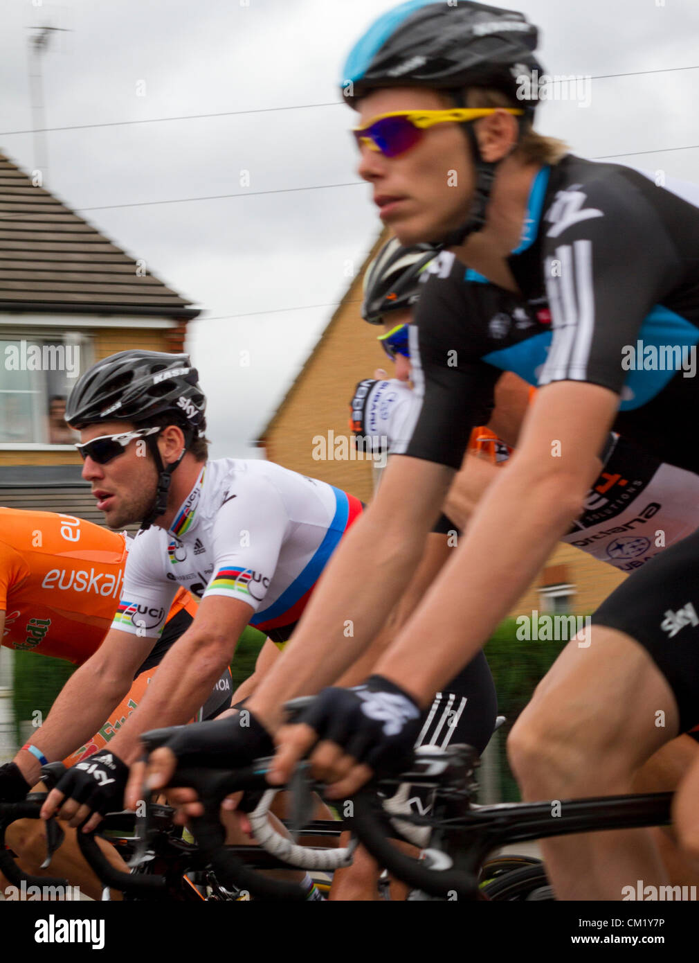 Surrey, UK, Dimanche 16 Septembre, 2012. Mark Cavendish est guidé par ses coéquipiers du ciel, il traverse les zones résidentielles de Reigate au début de la huitième et dernière étape de la Tournée 2012 de la Grande-Bretagne. La scène passe à travers 147 miles de la belle campagne du Surrey. Il comprend remonte le North Downs avant de finir à Guildford à sa deuxième visite de la journée à la ville. Banque D'Images