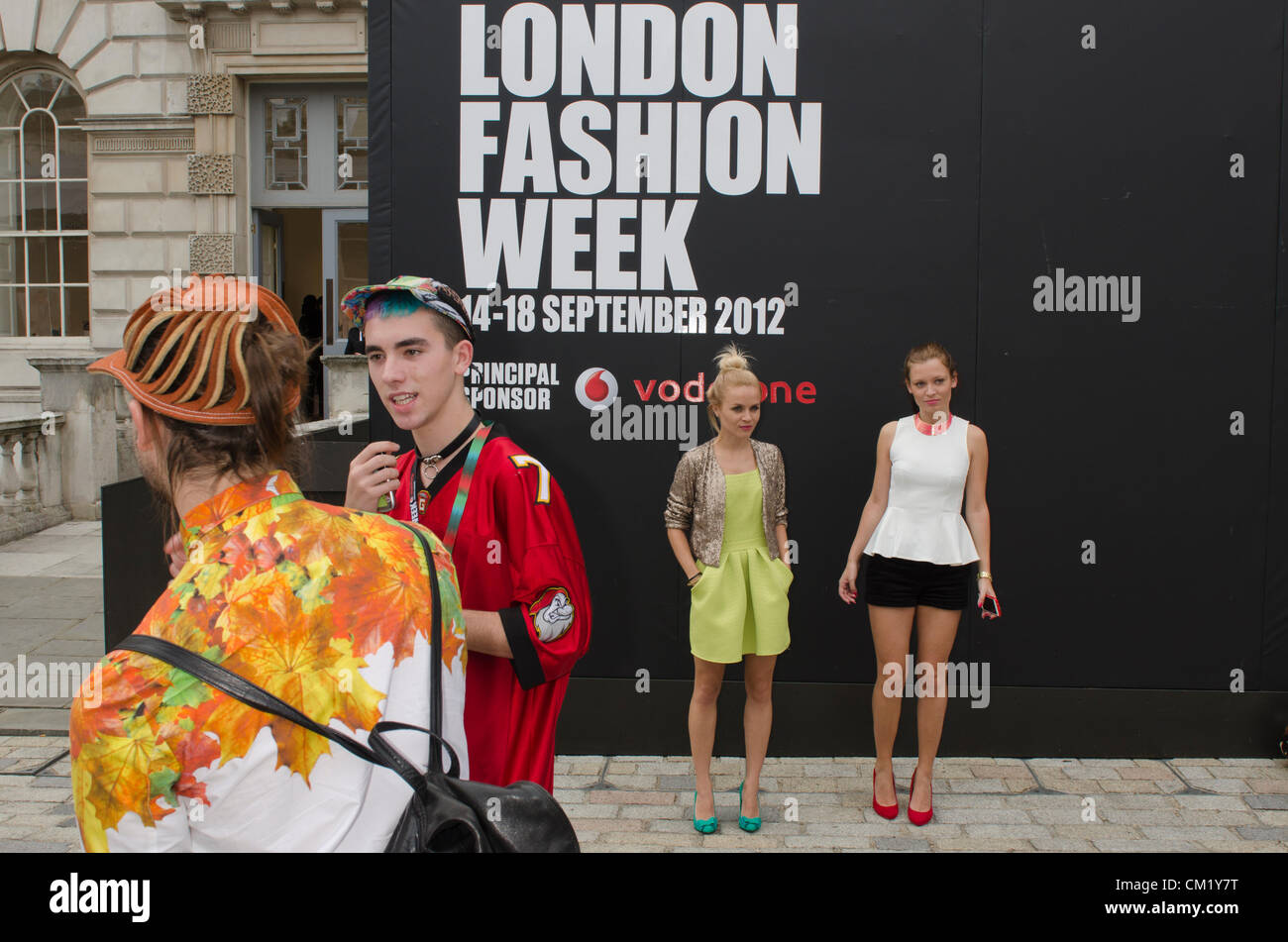 Deux hommes et deux femmes London Fashion week 16 septembre 2012 UK Somerset House, Londres Uk Banque D'Images