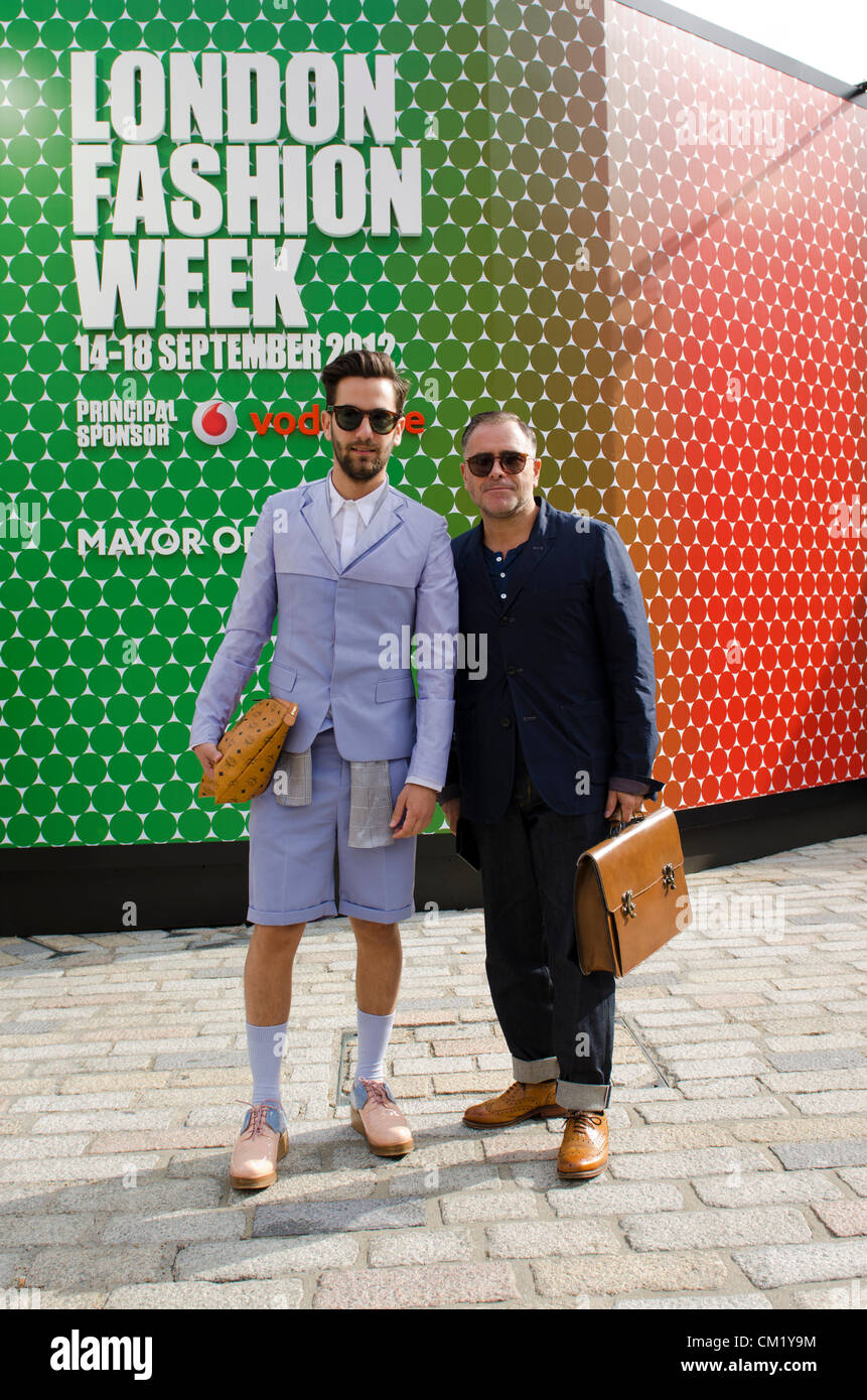 London fashion week Septembre 2012 UK Somerset House, Londres Uk deux hommes avec brève cas. Banque D'Images