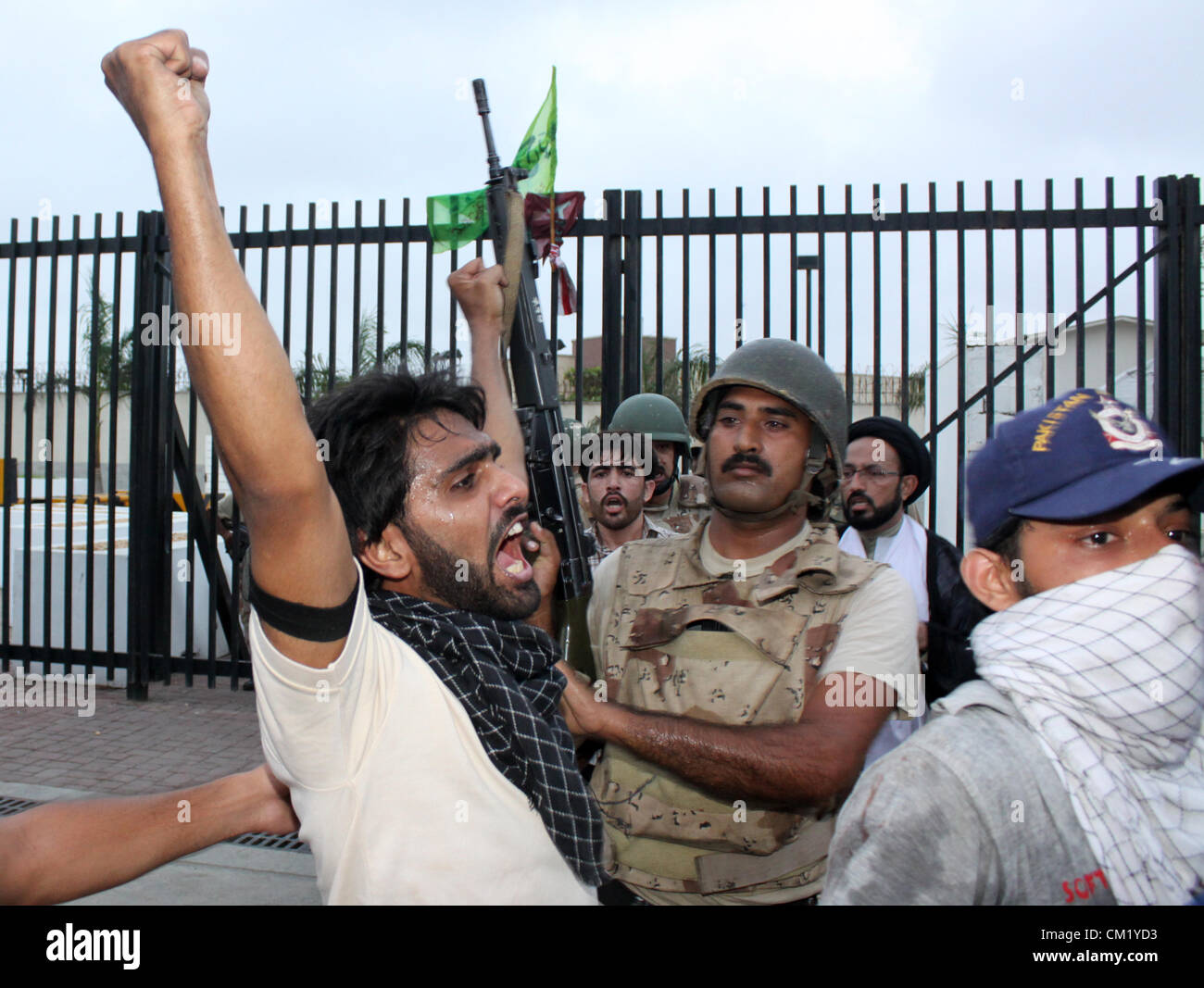 Les musulmans chiites pakistanais protester contre le film blasphématoire à l'extérieur du consulat des États-Unis à Karachi. Banque D'Images