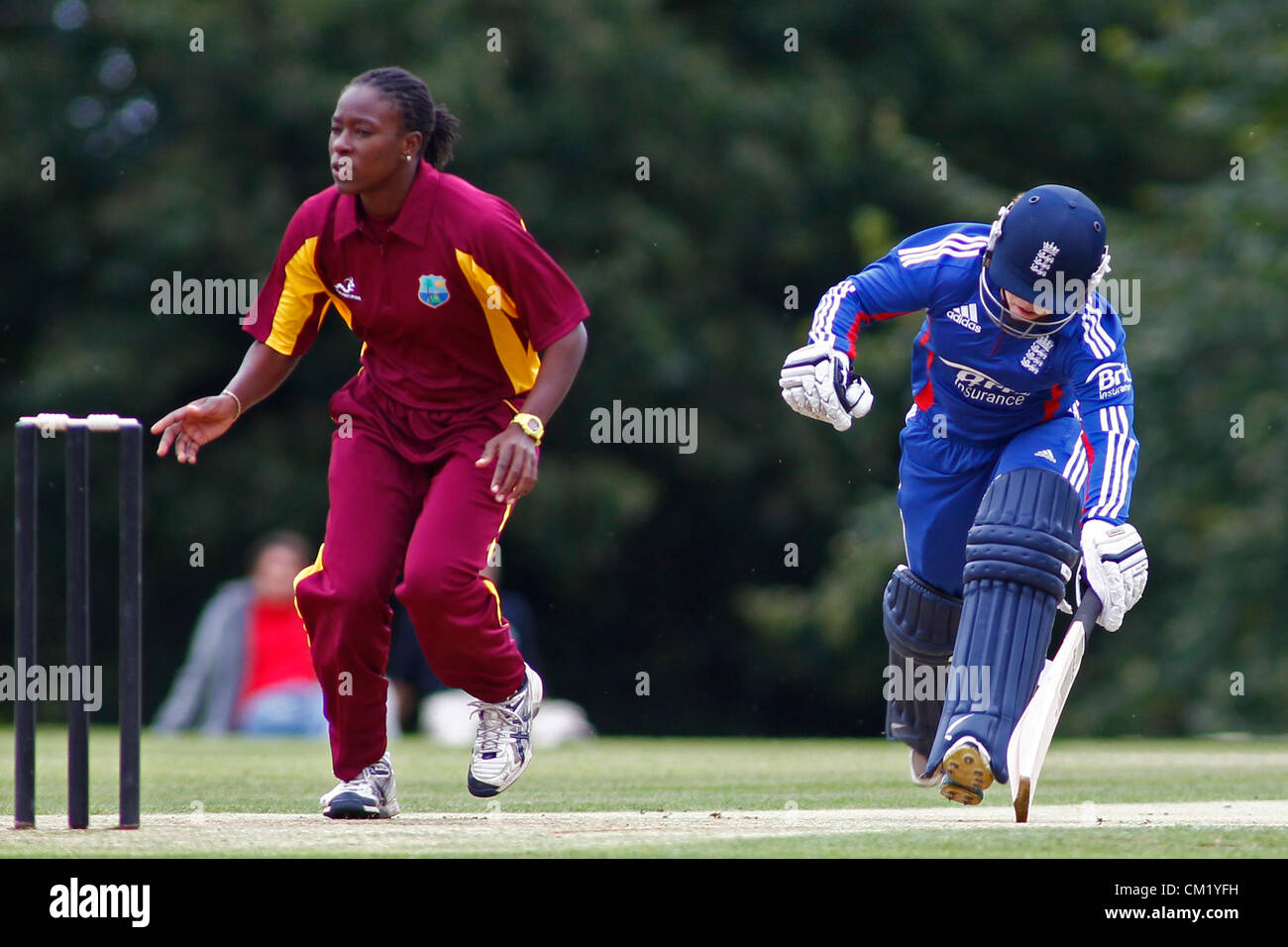 16/09/2012 Arundel, Angleterre. Danielle Wyatt exécute un seul au cours de la cinquième womens T20 International match entre l'Angleterre et l'Antilles joué à Arundel Castle Cricket Ground : crédit obligatoire : Mitchell Gunn Banque D'Images