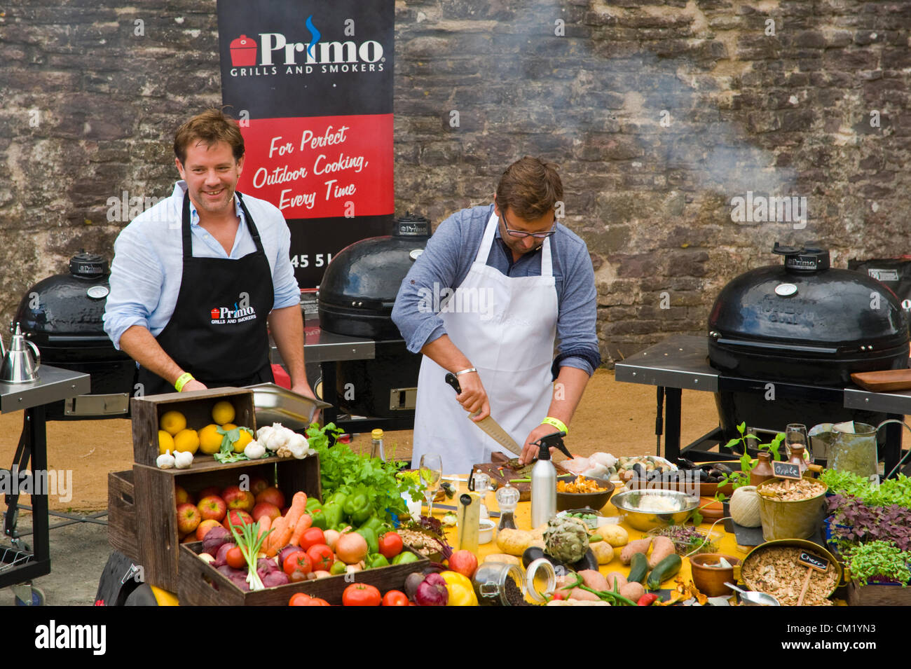 Plat chefs Matt Tebbutt (à gauche) & Mitch Tonks donner une démonstration barbecue à Abergavenny Food Festival Banque D'Images